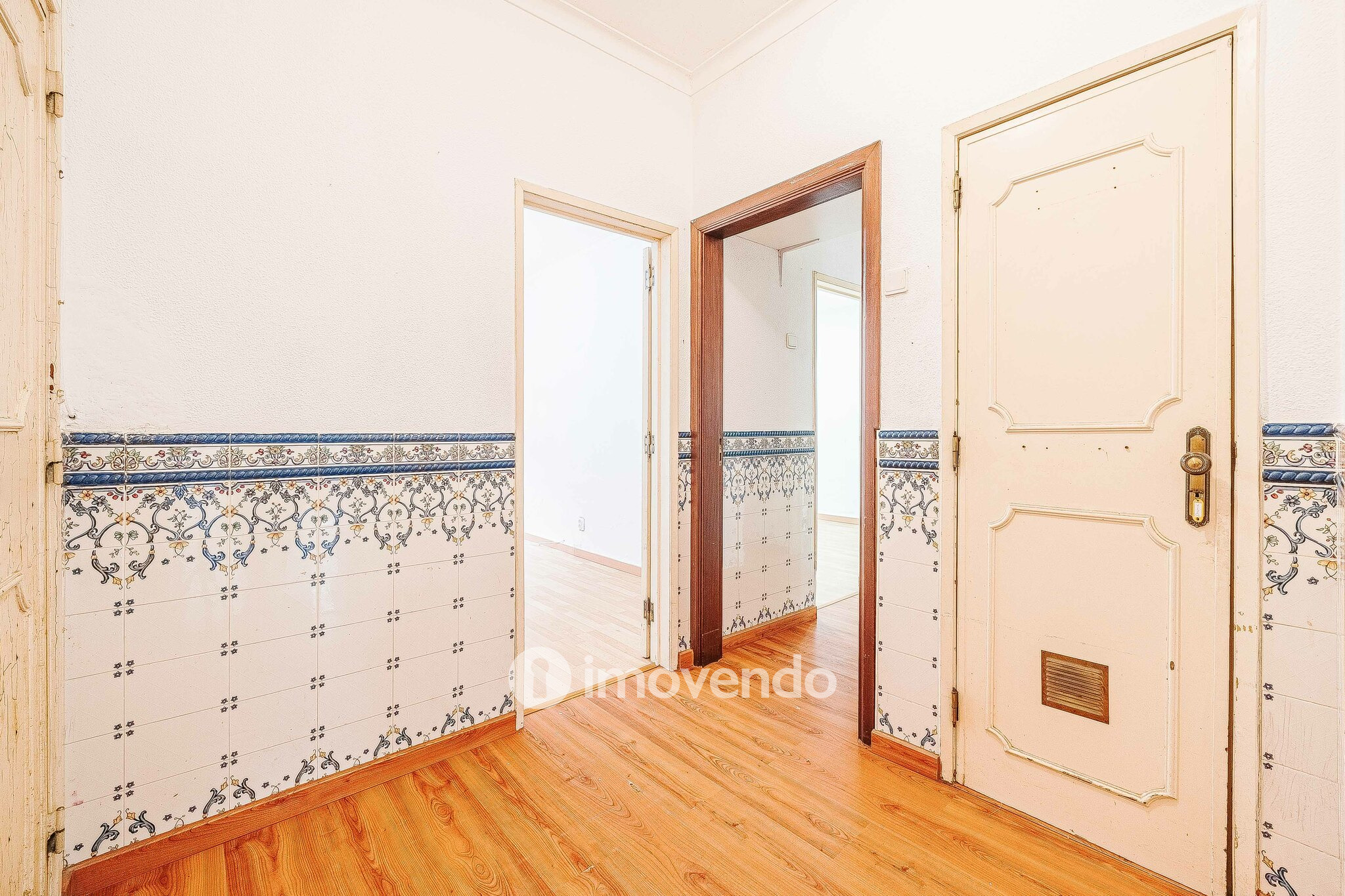 Apartamento T3 vazio, com áreas generosas, no Barreiro