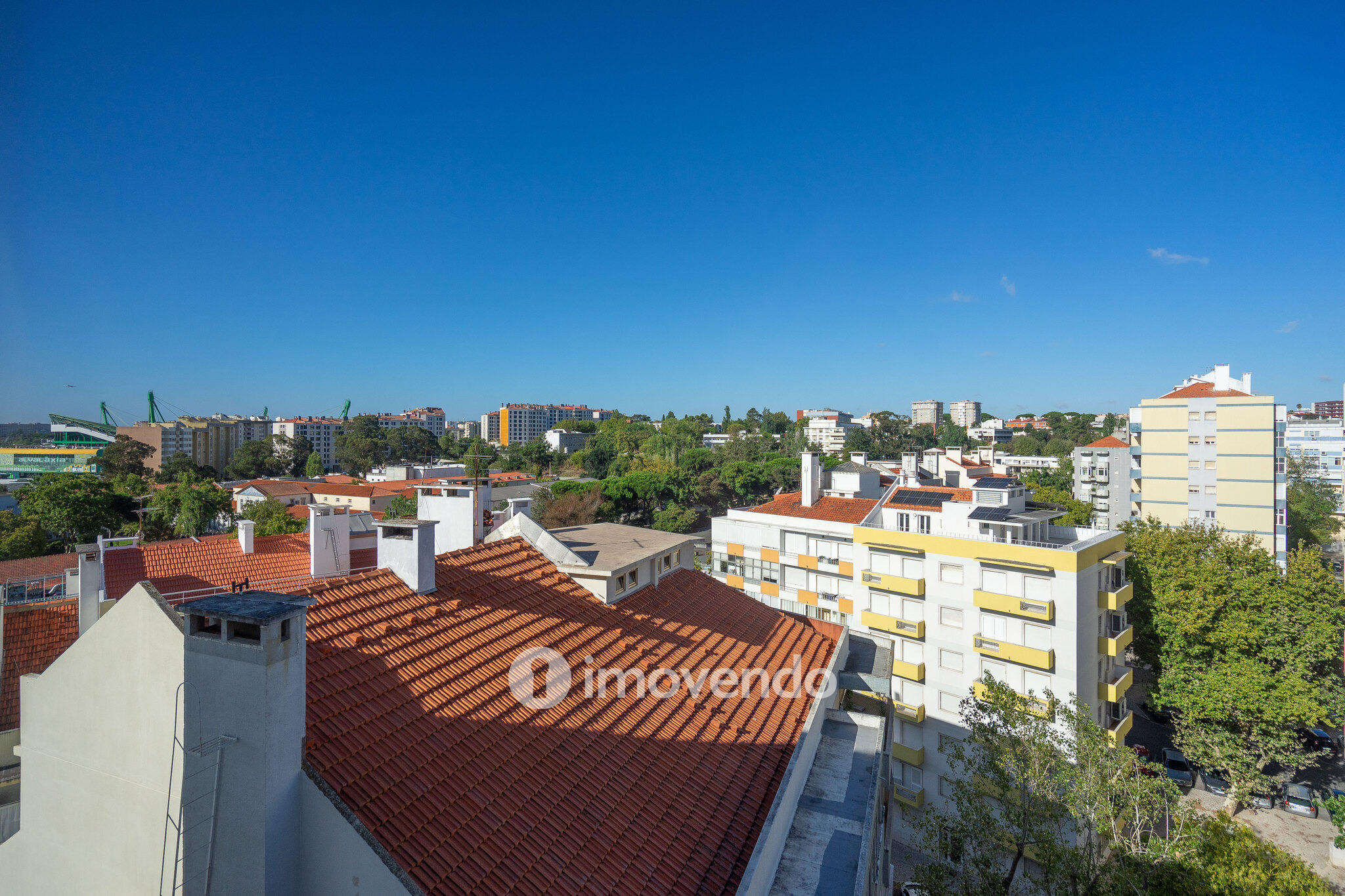Apartamento T3+1 com áreas amplas e cozinha equipada, no Lumiar