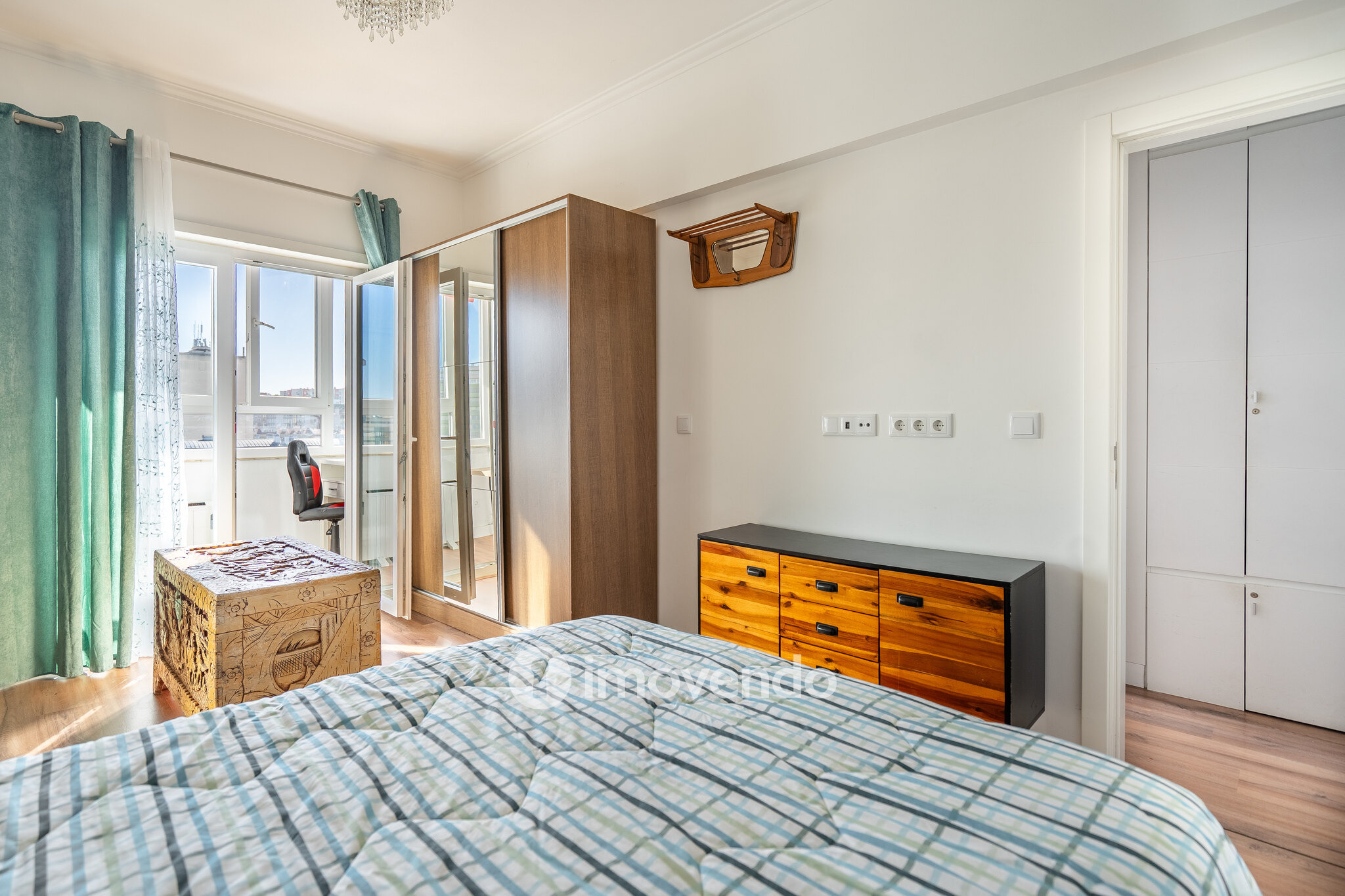 Apartamento T3+1 com áreas amplas e cozinha equipada, no Lumiar