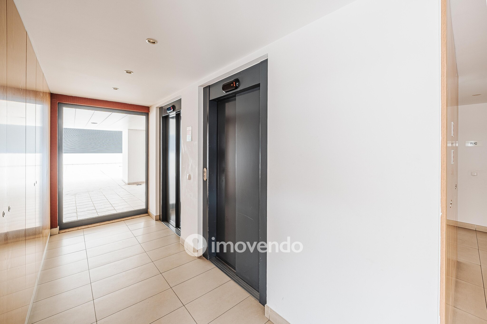 Apartamento T3, com estacionamento e terraço, em Loures