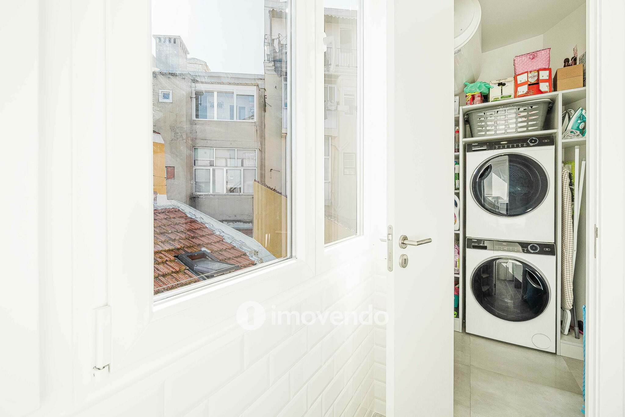 Apartamento T3+1 remodelado, com cozinha equipada, em Arroios