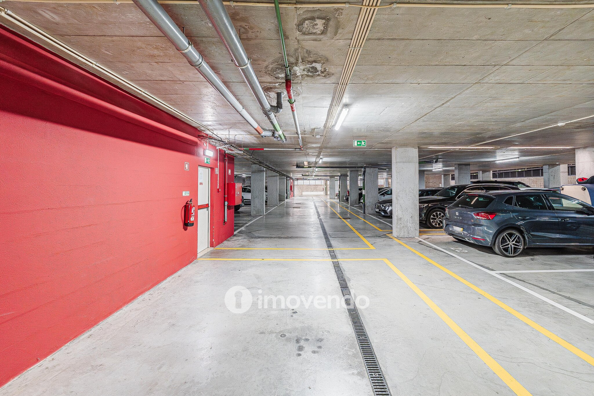 Apartamento T3, com estacionamento e terraço, em Loures