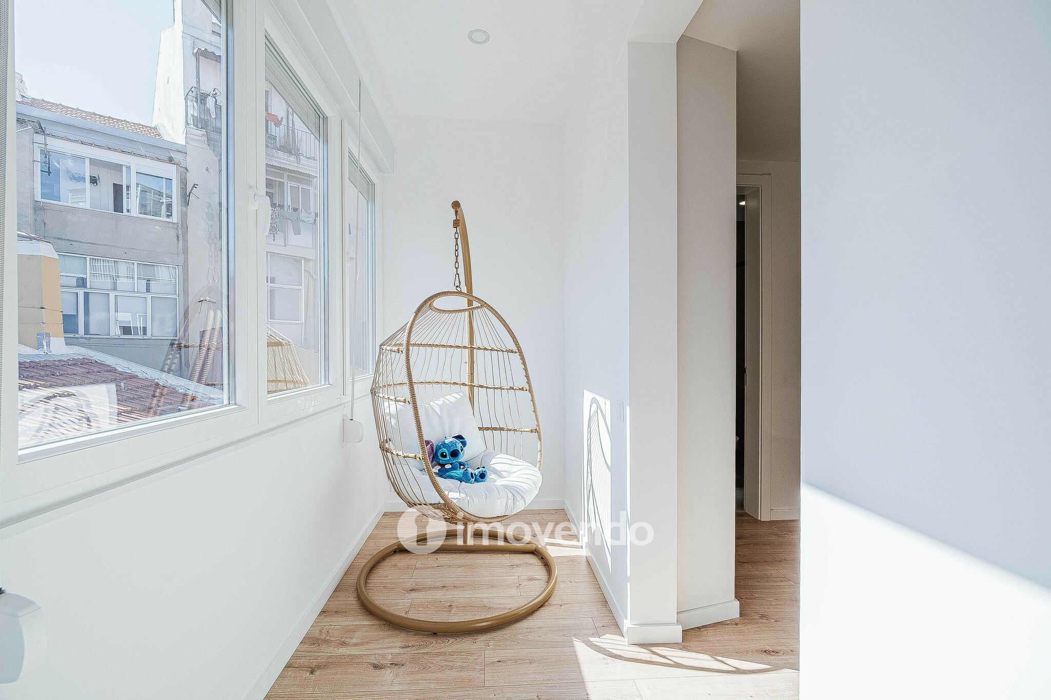 Apartamento T3+1 remodelado, com cozinha equipada, em Arroios