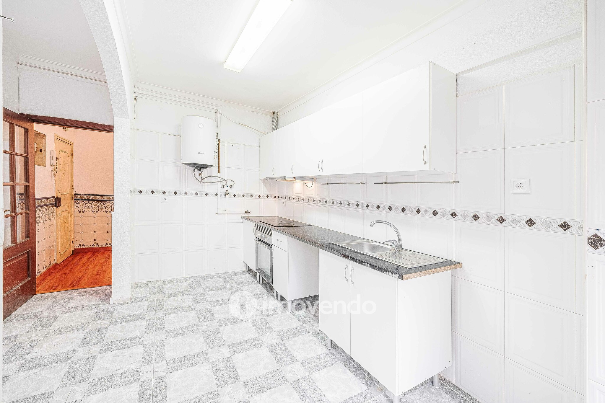 Apartamento T3 vazio, com áreas generosas, no Barreiro