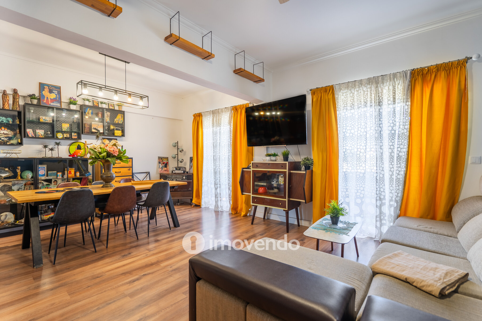 Apartamento T3+1 com áreas amplas e cozinha equipada, no Lumiar
