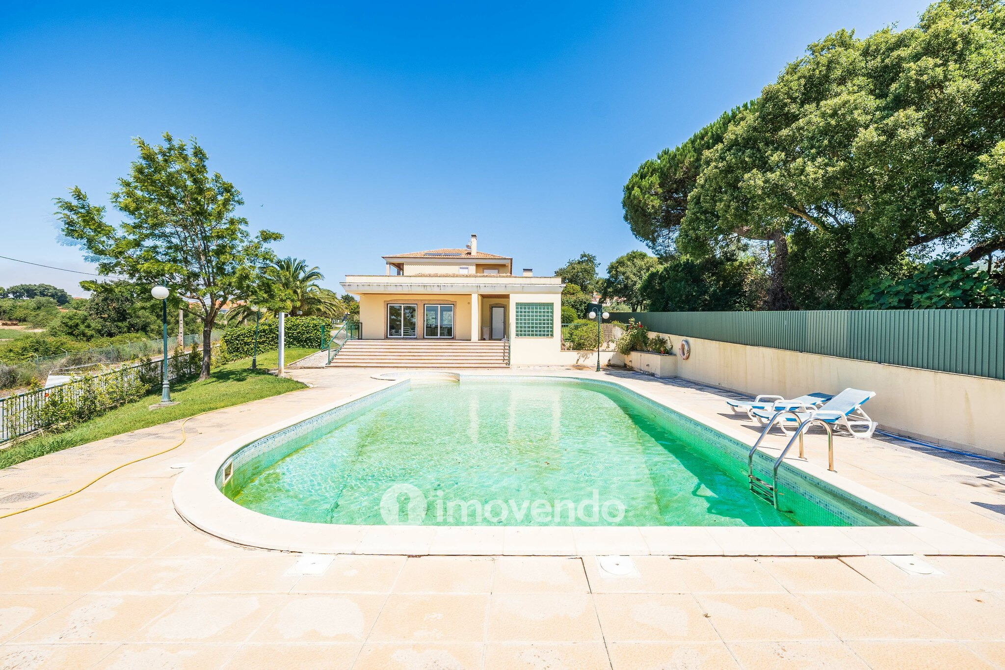 Moradia T4, com condomínio com piscina, em Almargem do Bispo
