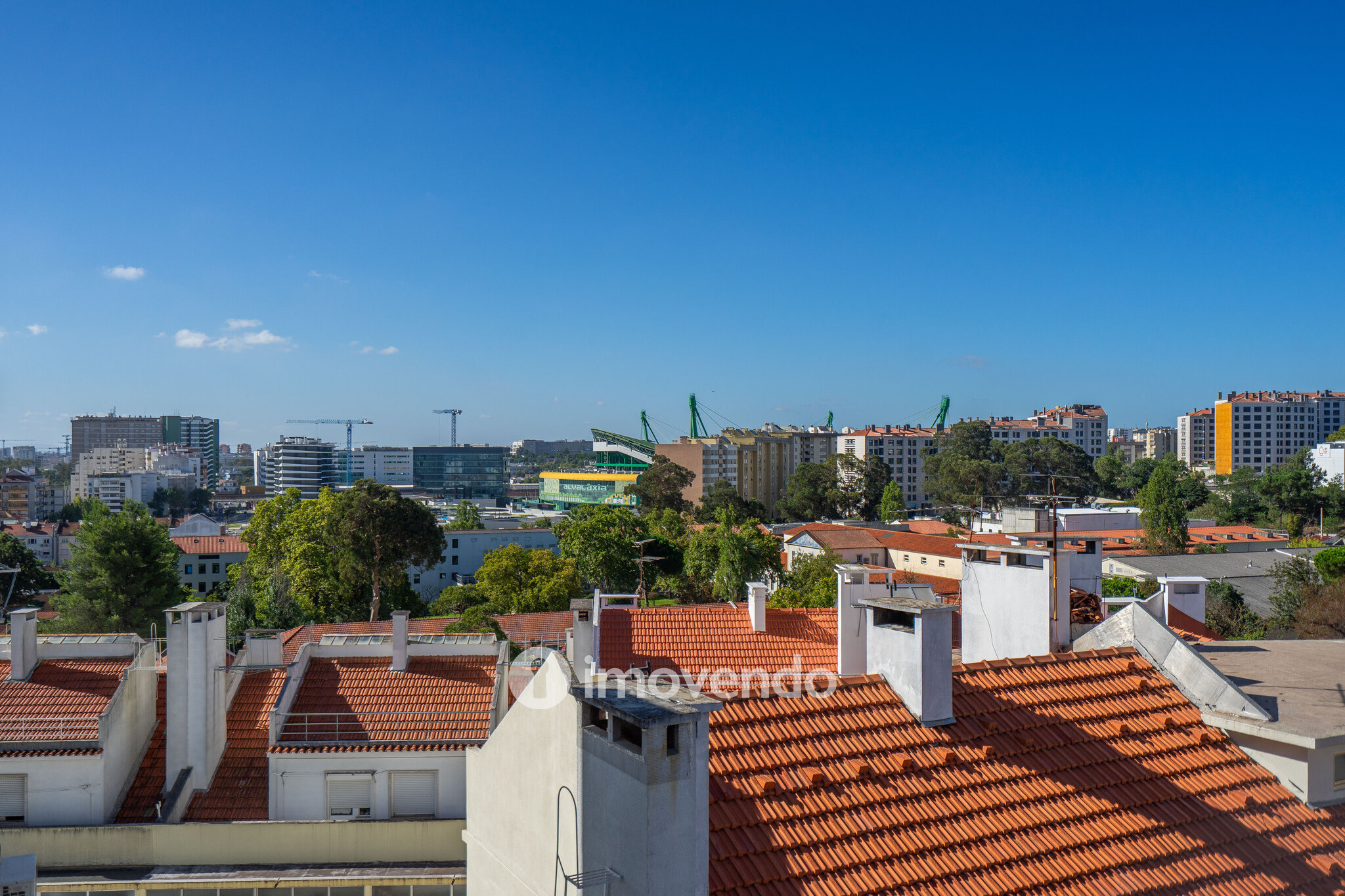 Apartamento T3+1 com áreas amplas e cozinha equipada, no Lumiar