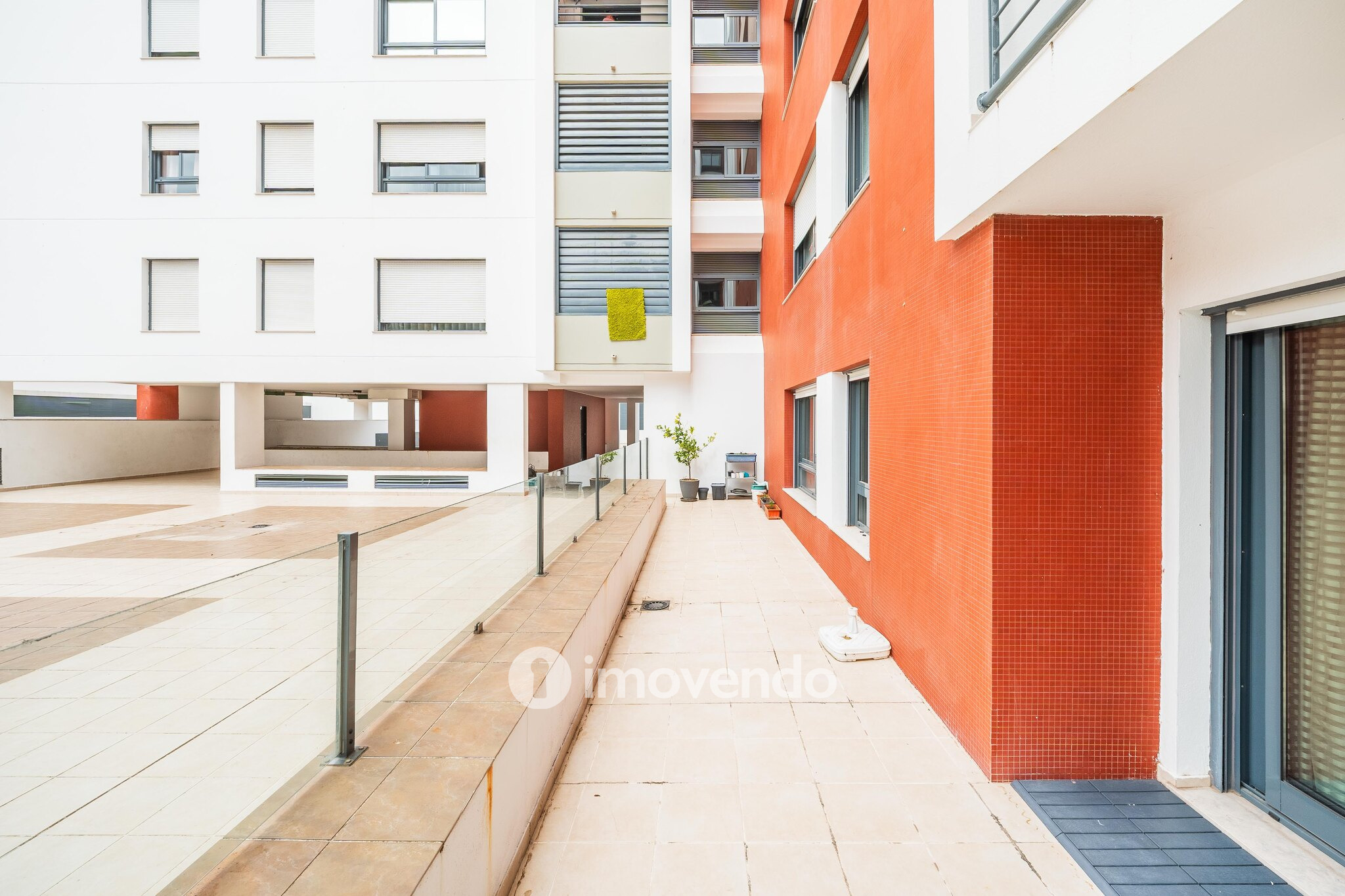 Apartamento T3, com estacionamento e terraço, em Loures