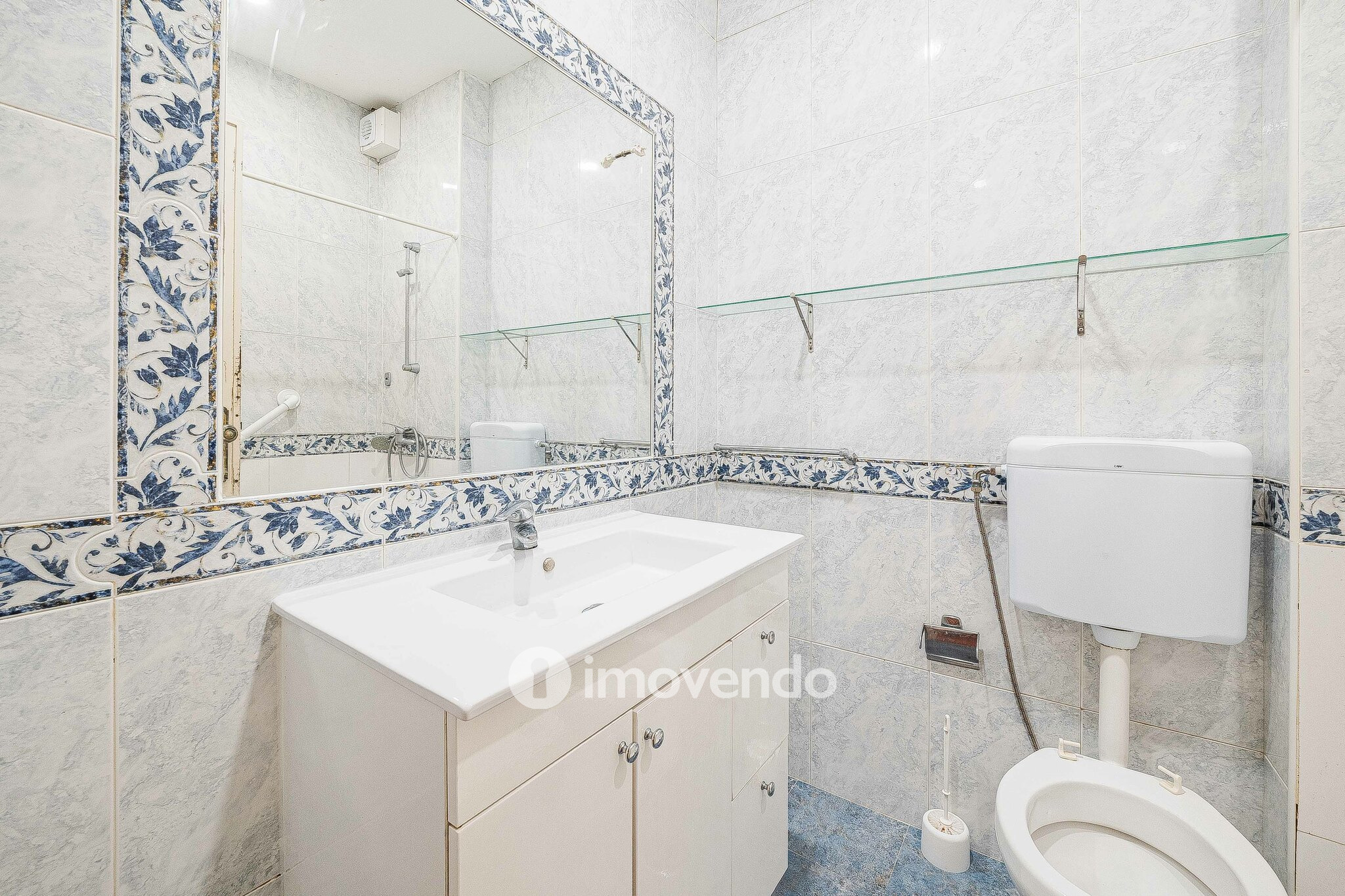 Apartamento T3 vazio, com áreas generosas, no Barreiro