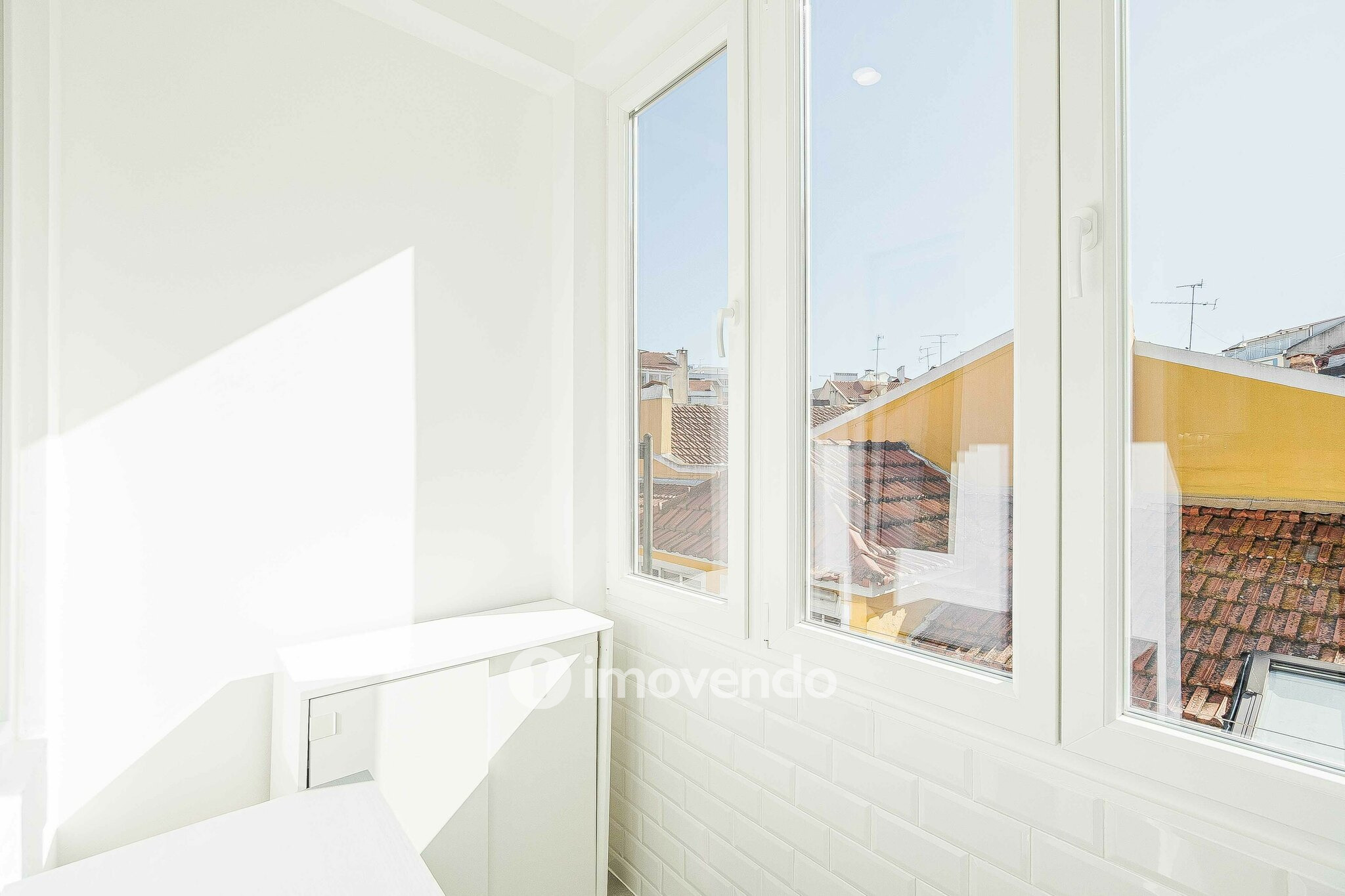 Apartamento T3+1 remodelado, com cozinha equipada, em Arroios