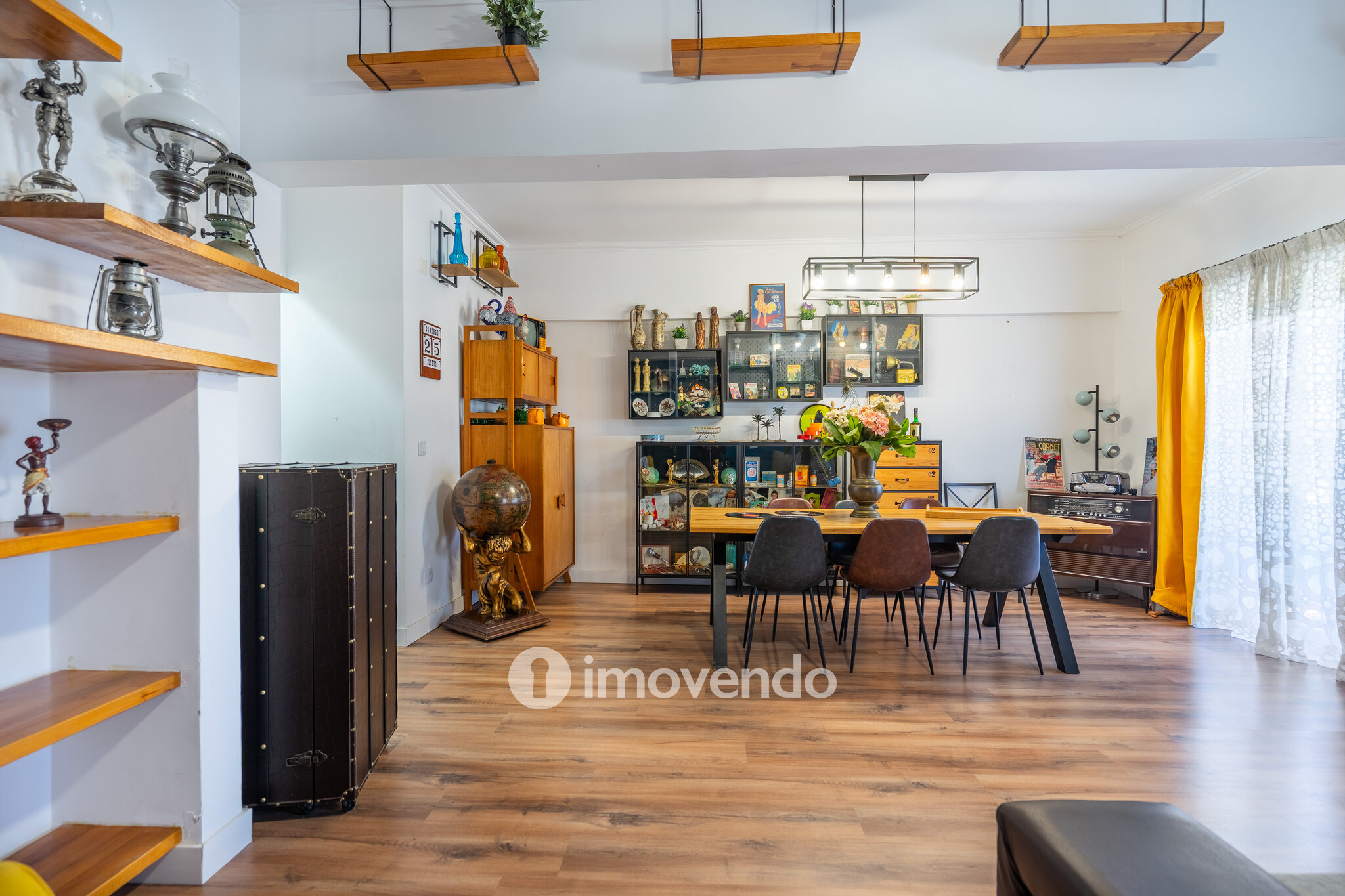 Apartamento T3+1 com áreas amplas e cozinha equipada, no Lumiar