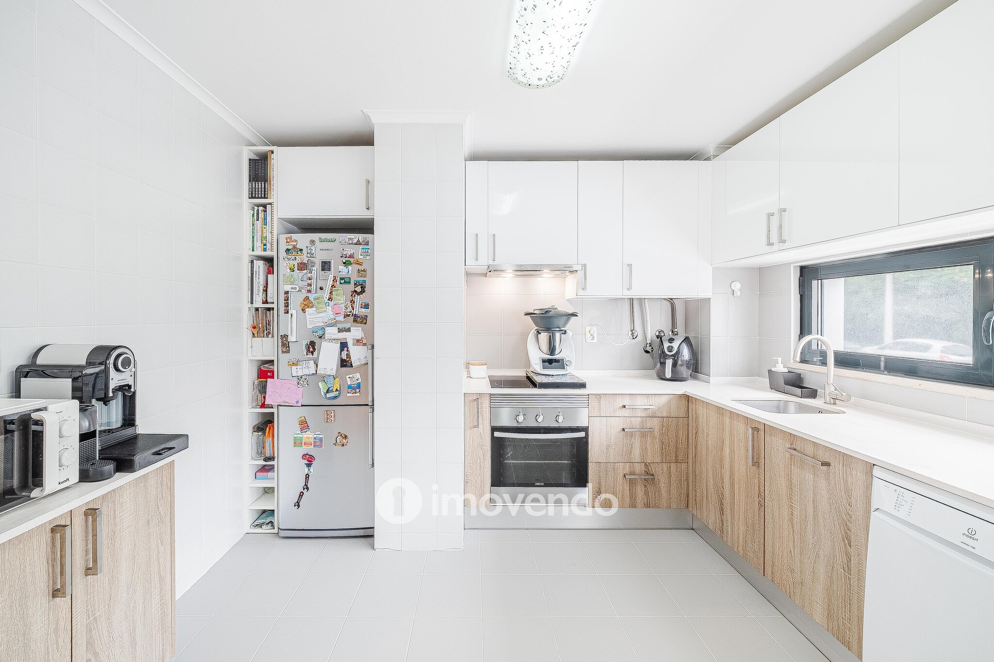 Apartamento T3, com estacionamento e terraço, em Loures
