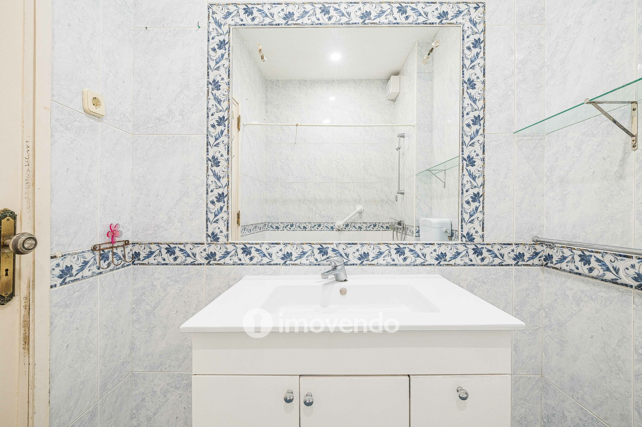 Apartamento T3 vazio, com áreas generosas, no Barreiro