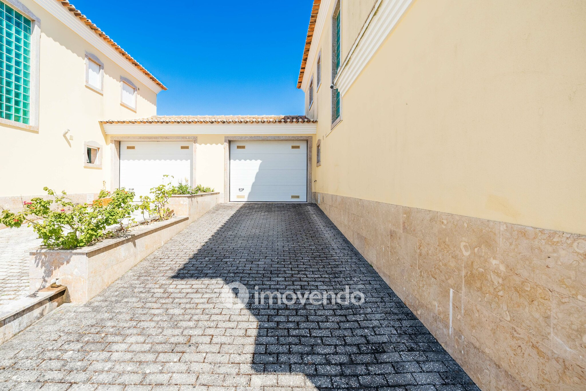 Moradia T4, com condomínio com piscina, em Almargem do Bispo