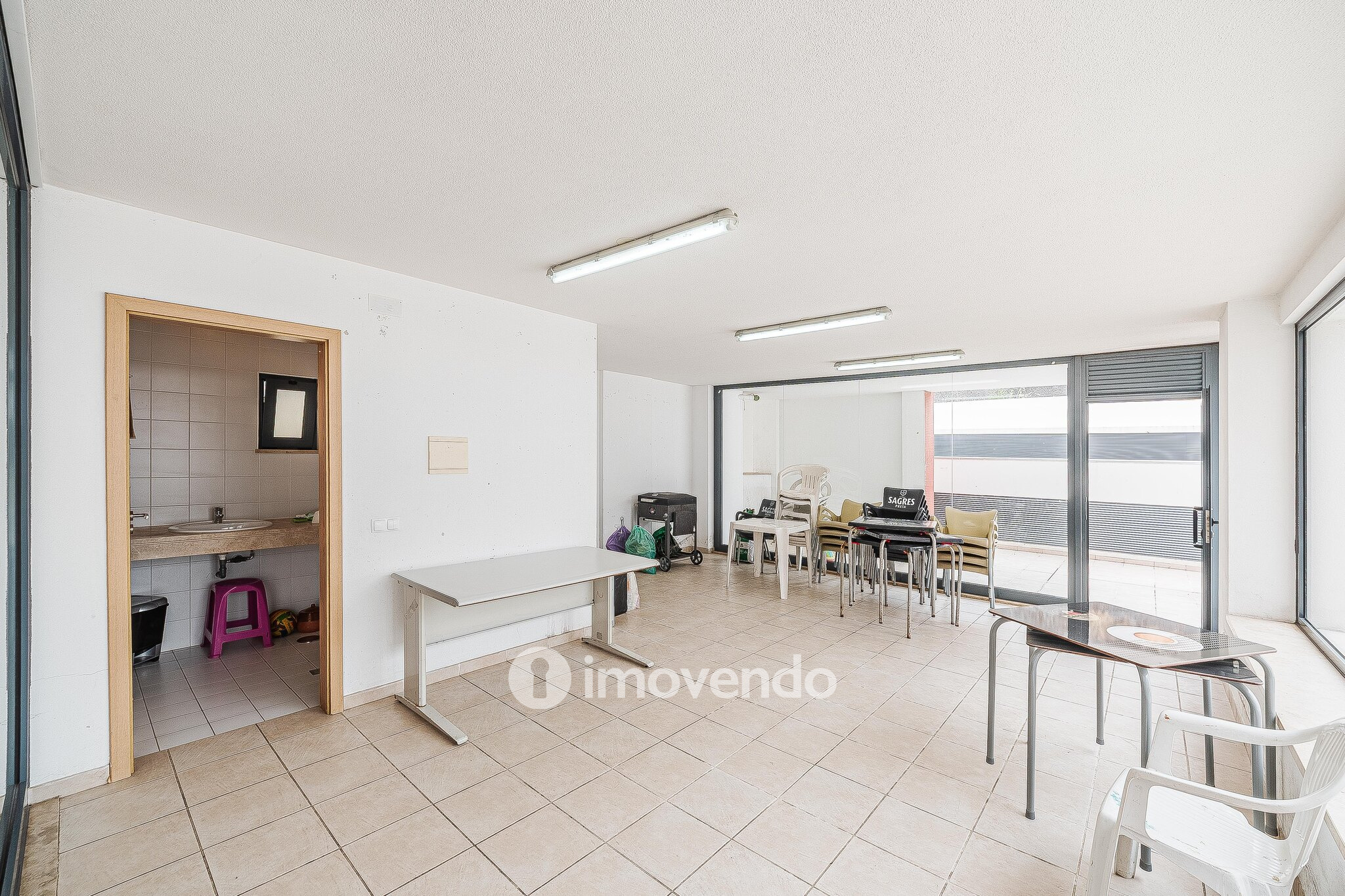 Apartamento T3, com estacionamento e terraço, em Loures