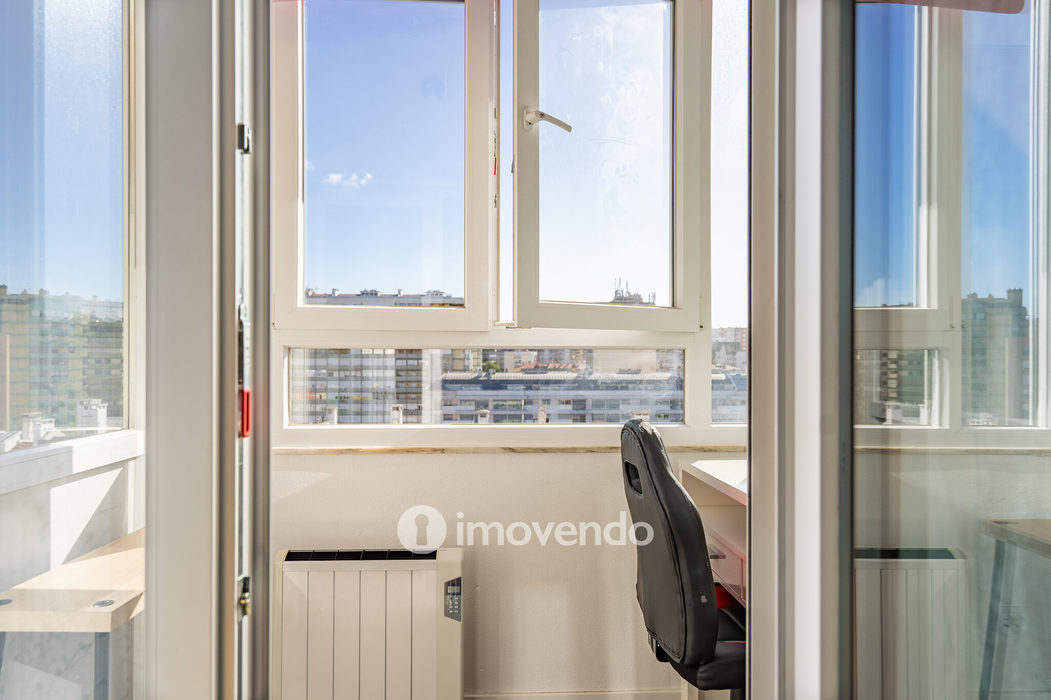 Apartamento T3+1 com áreas amplas e cozinha equipada, no Lumiar
