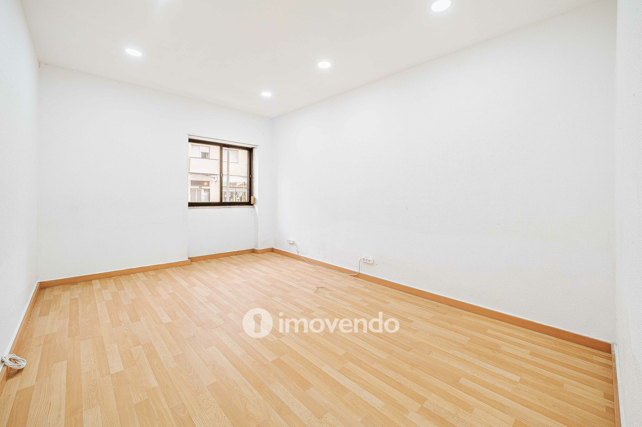 Apartamento T3 vazio, com áreas generosas, no Barreiro