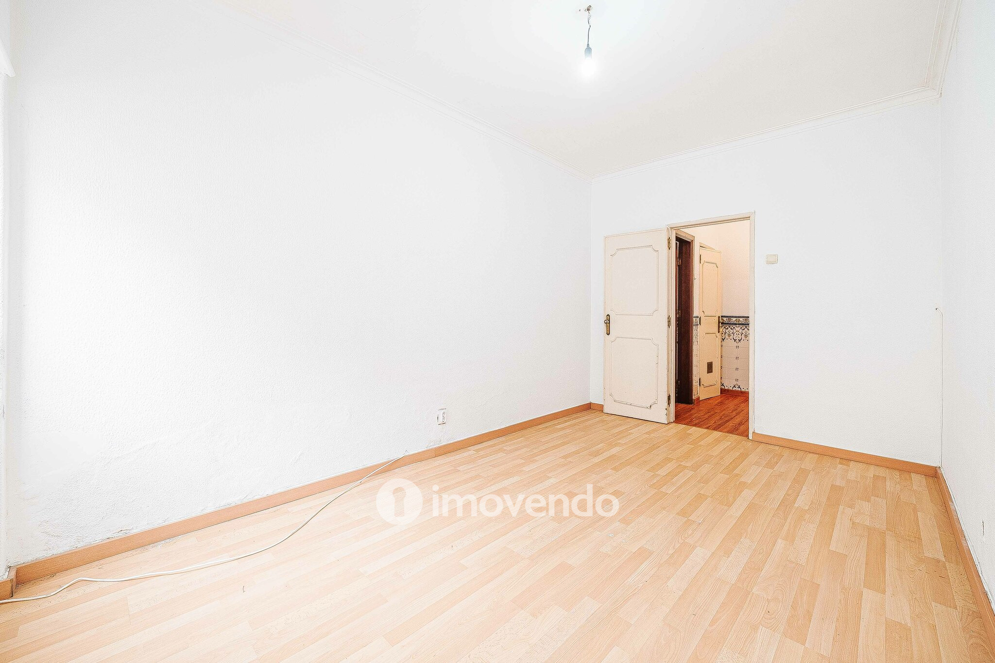 Apartamento T3 vazio, com áreas generosas, no Barreiro