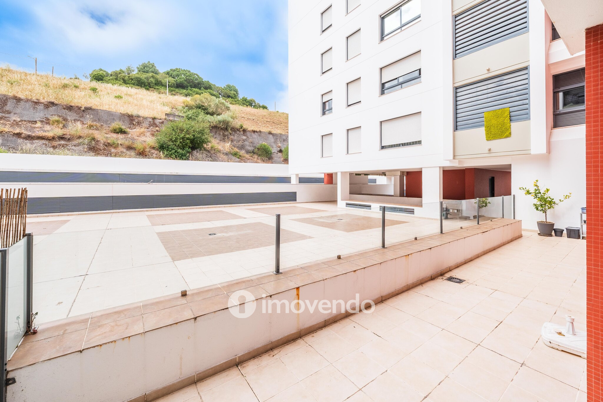 Apartamento T3, com estacionamento e terraço, em Loures