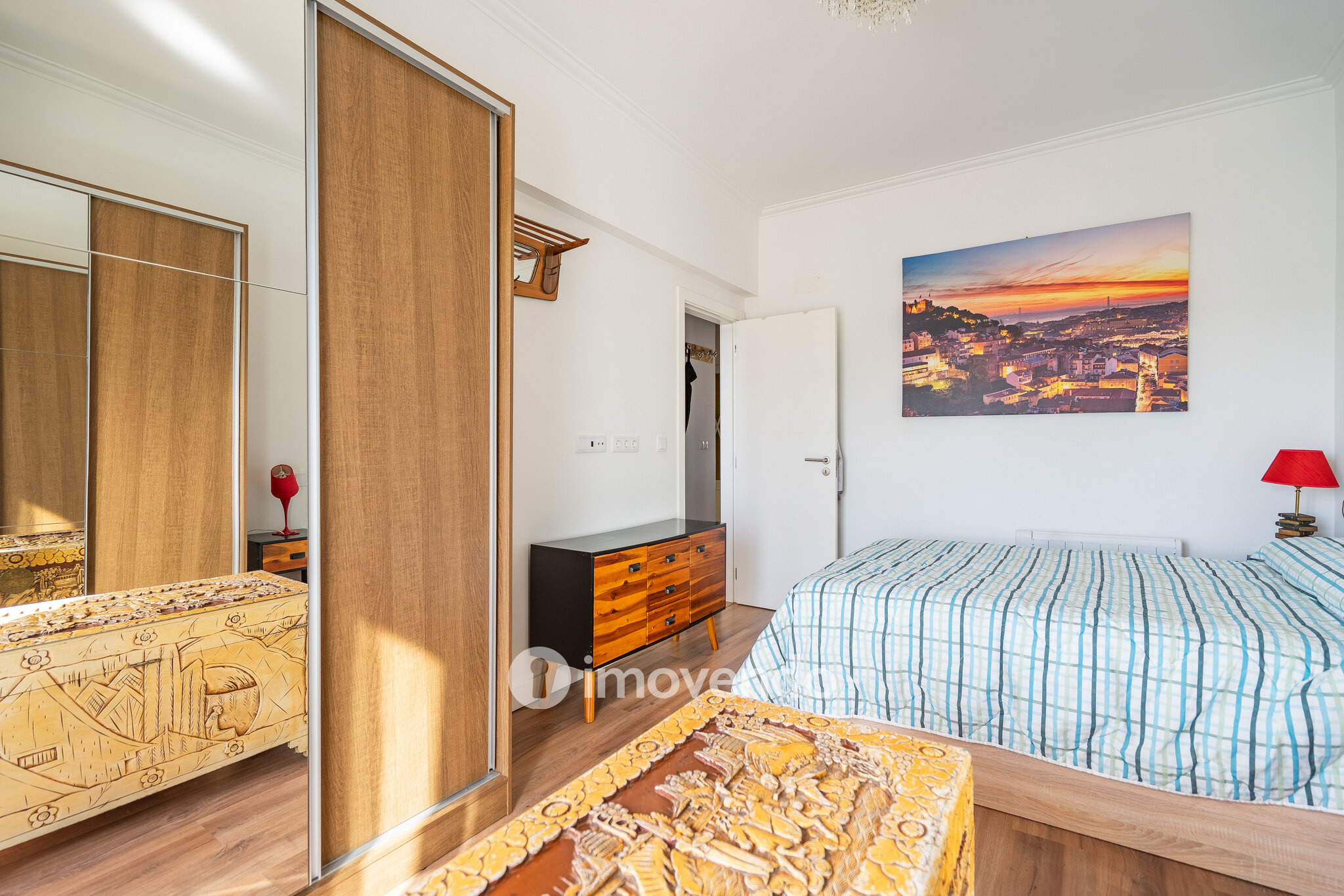 Apartamento T3+1 com áreas amplas e cozinha equipada, no Lumiar