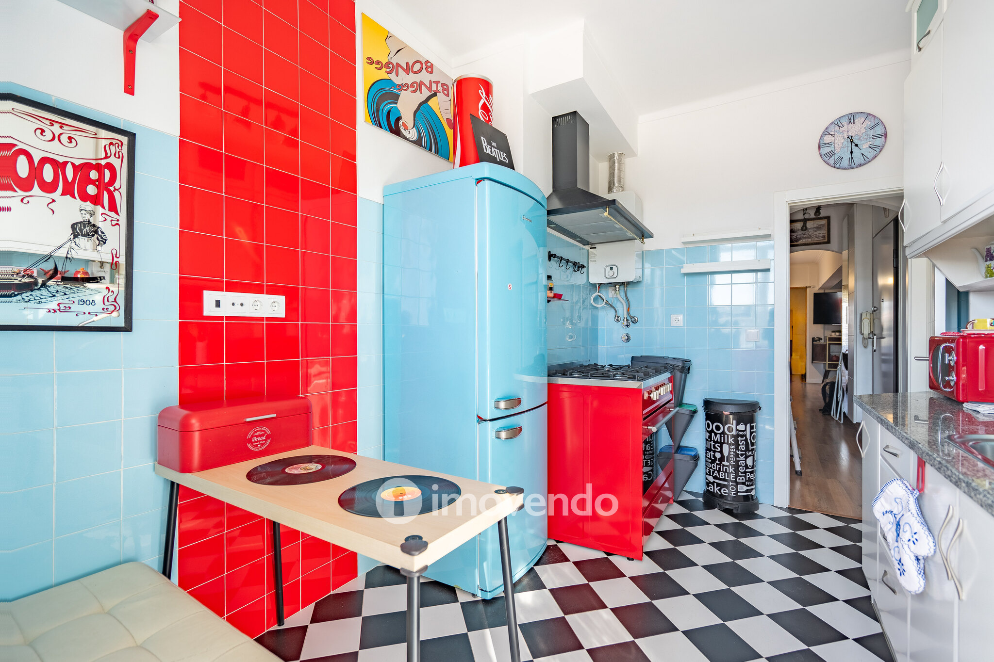 Apartamento T3+1 com áreas amplas e cozinha equipada, no Lumiar