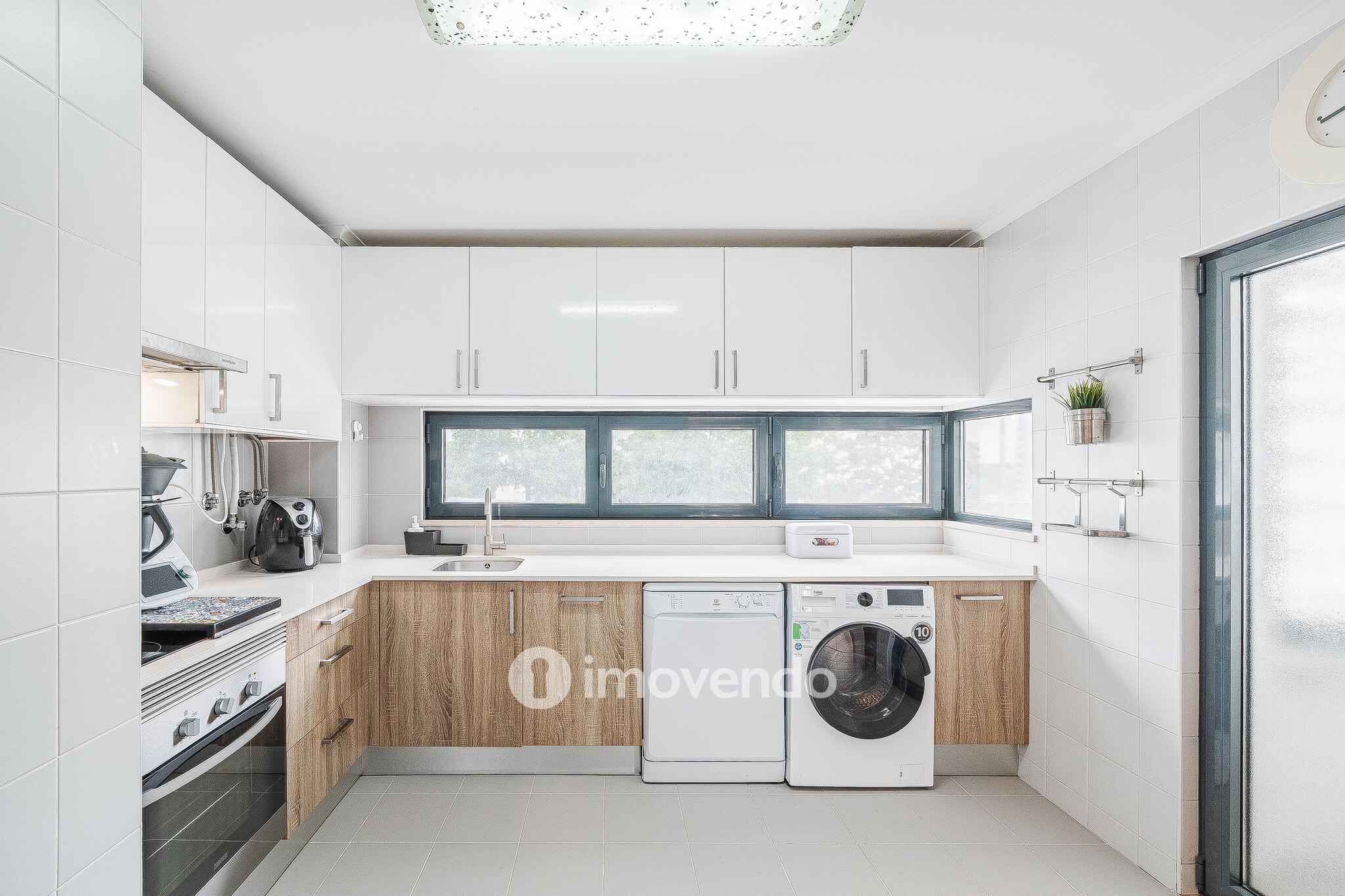 Apartamento T3, com estacionamento e terraço, em Loures
