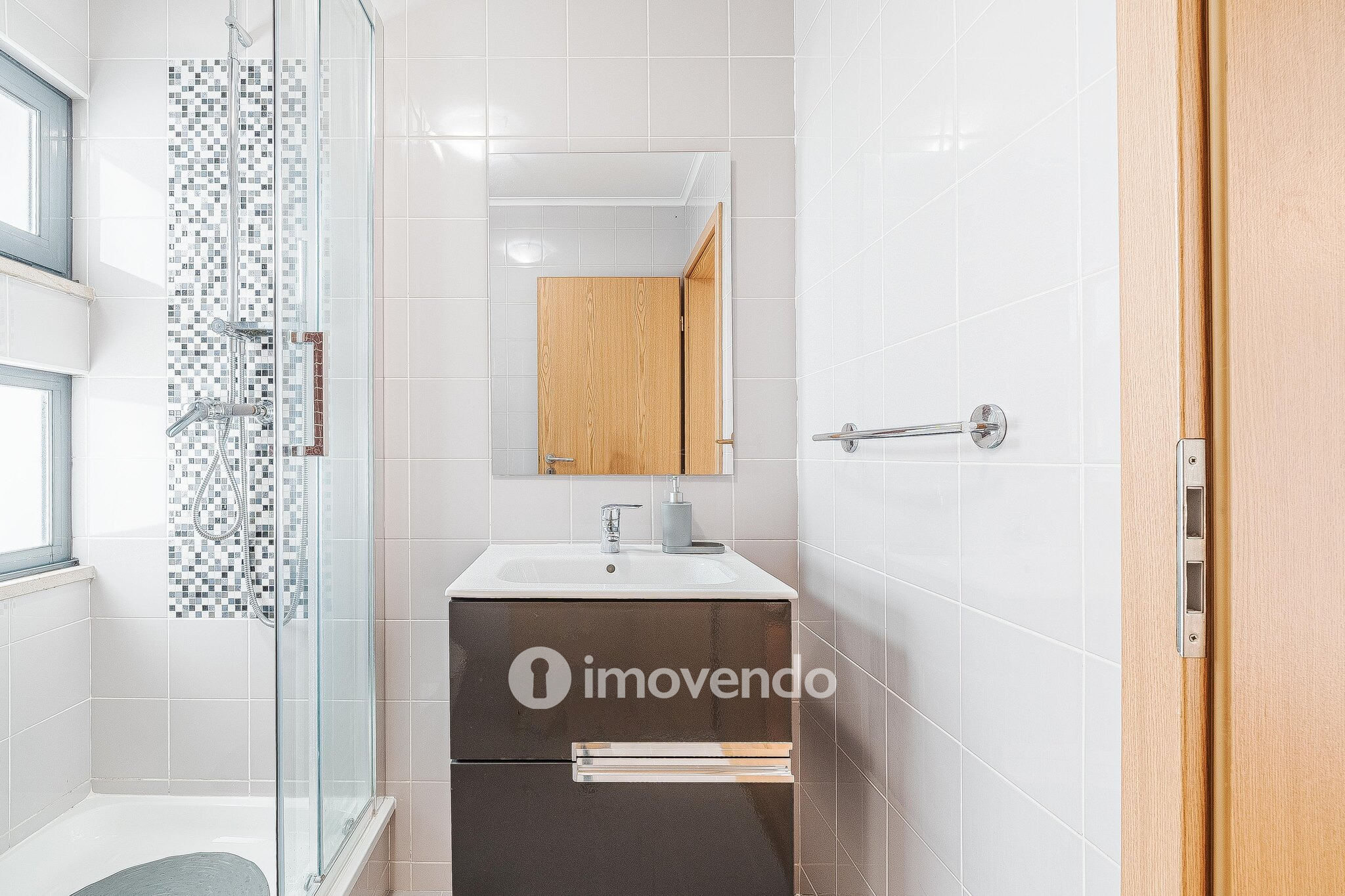 Apartamento T3, com estacionamento e terraço, em Loures
