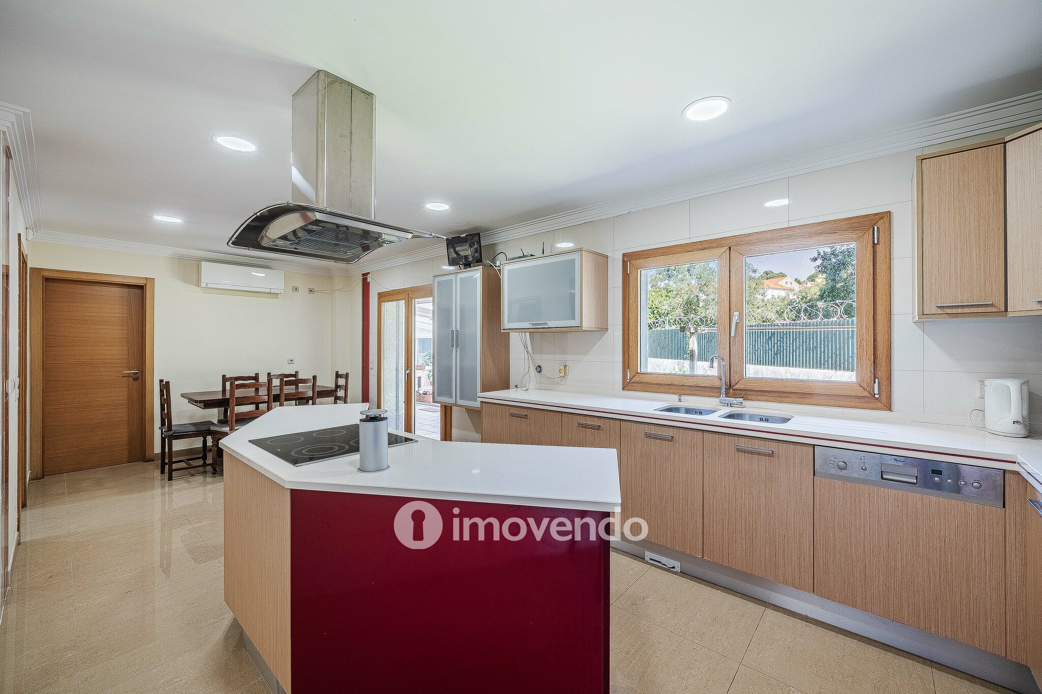 Moradia T4, com condomínio com piscina, em Almargem do Bispo