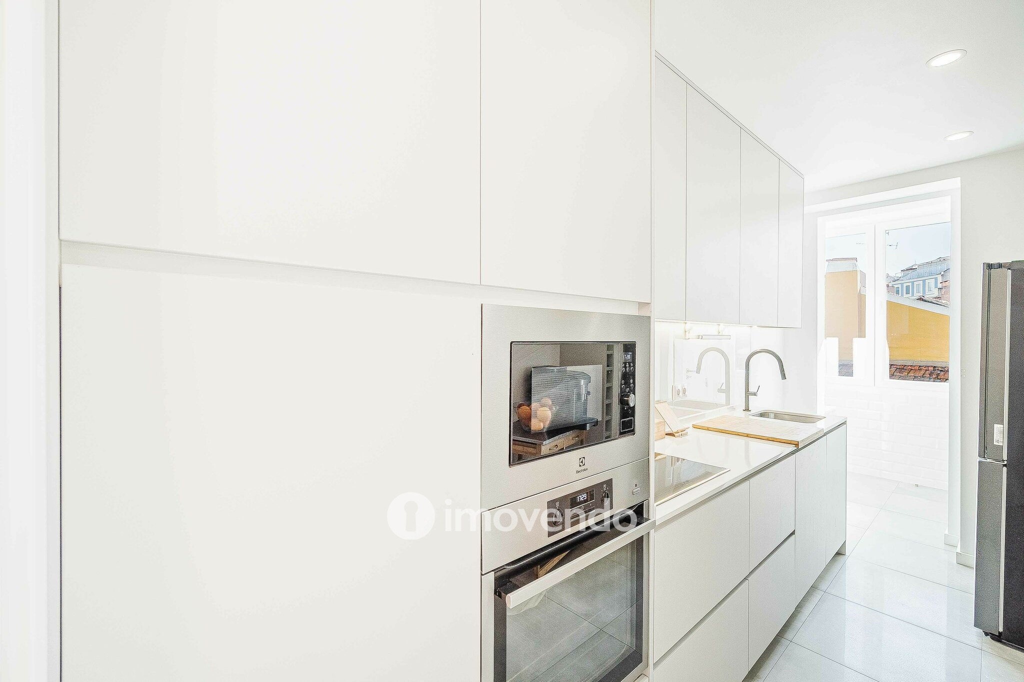 Apartamento T3+1 remodelado, com cozinha equipada, em Arroios