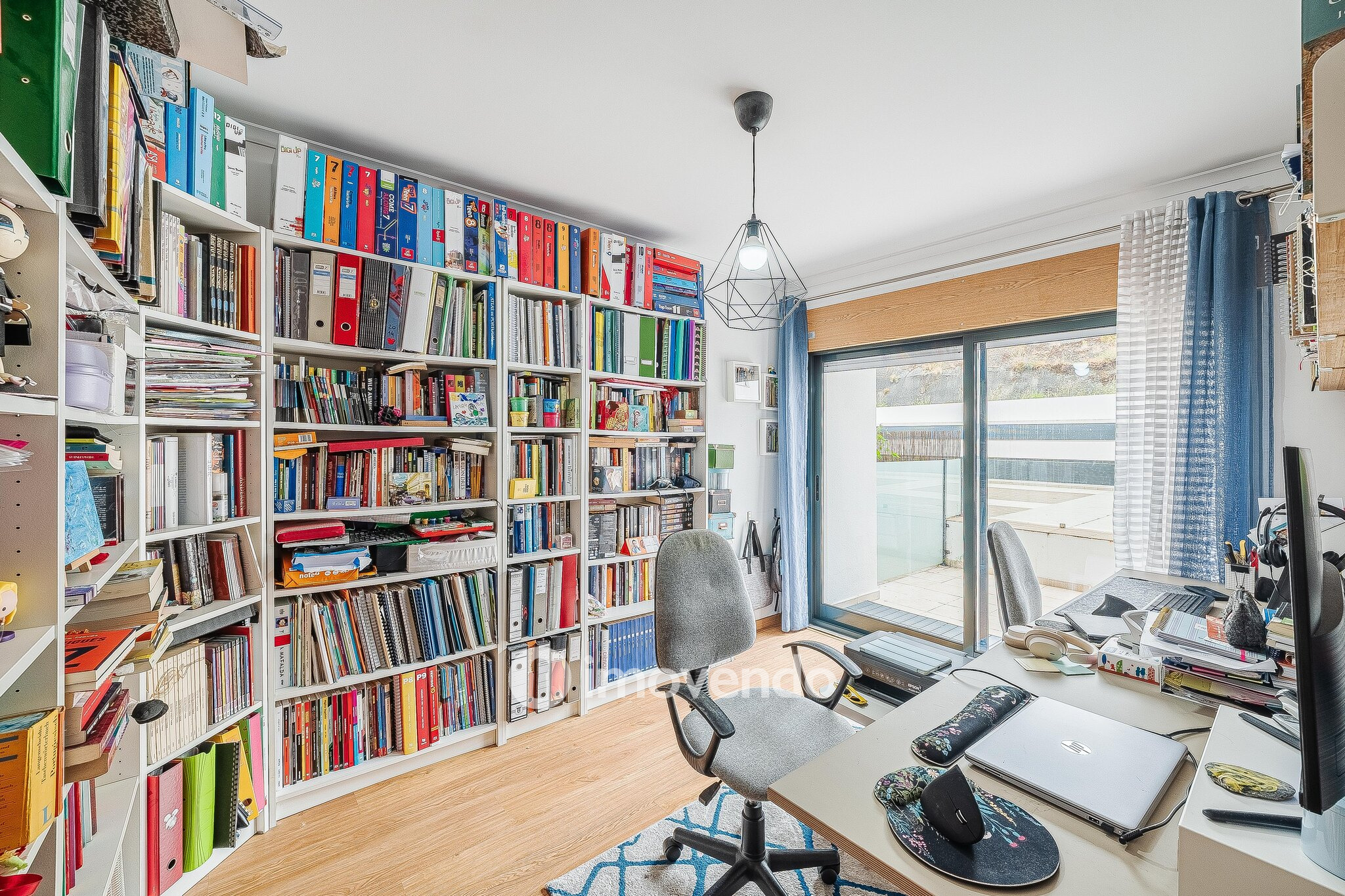 Apartamento T3, com estacionamento e terraço, em Loures
