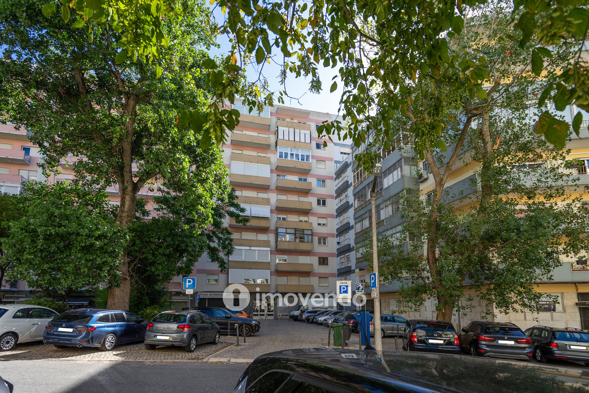 Apartamento T3+1 com áreas amplas e cozinha equipada, no Lumiar