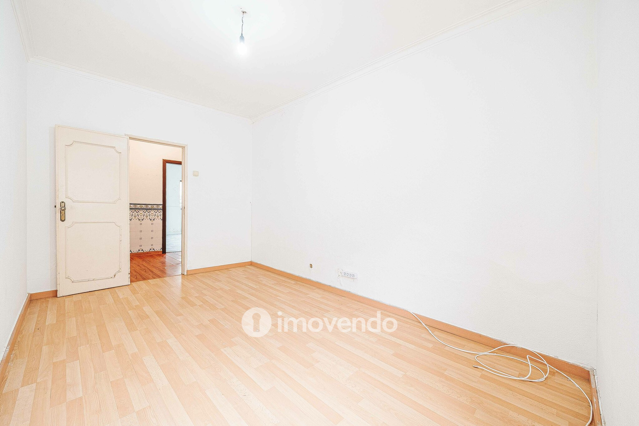 Apartamento T3 vazio, com áreas generosas, no Barreiro