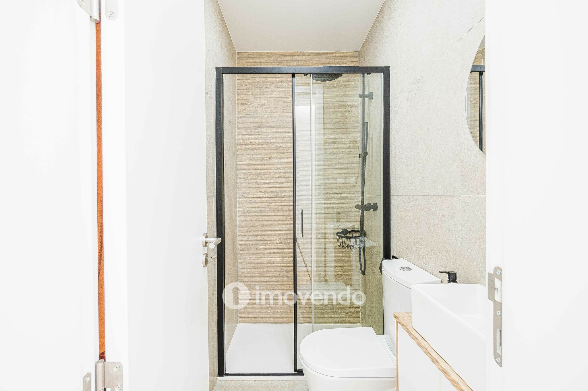 Apartamento T3+1 remodelado, com cozinha equipada, em Arroios