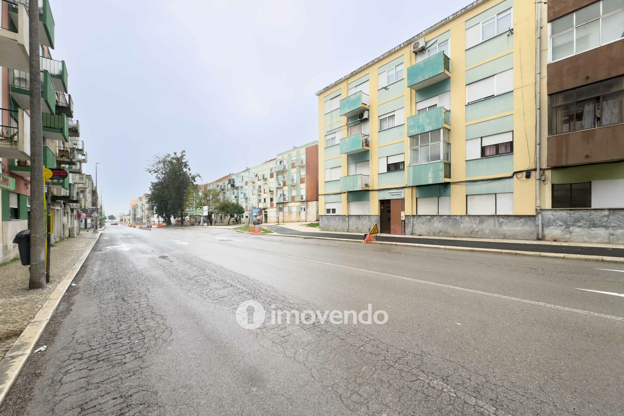 Apartamento T3 vazio, com áreas generosas, no Barreiro