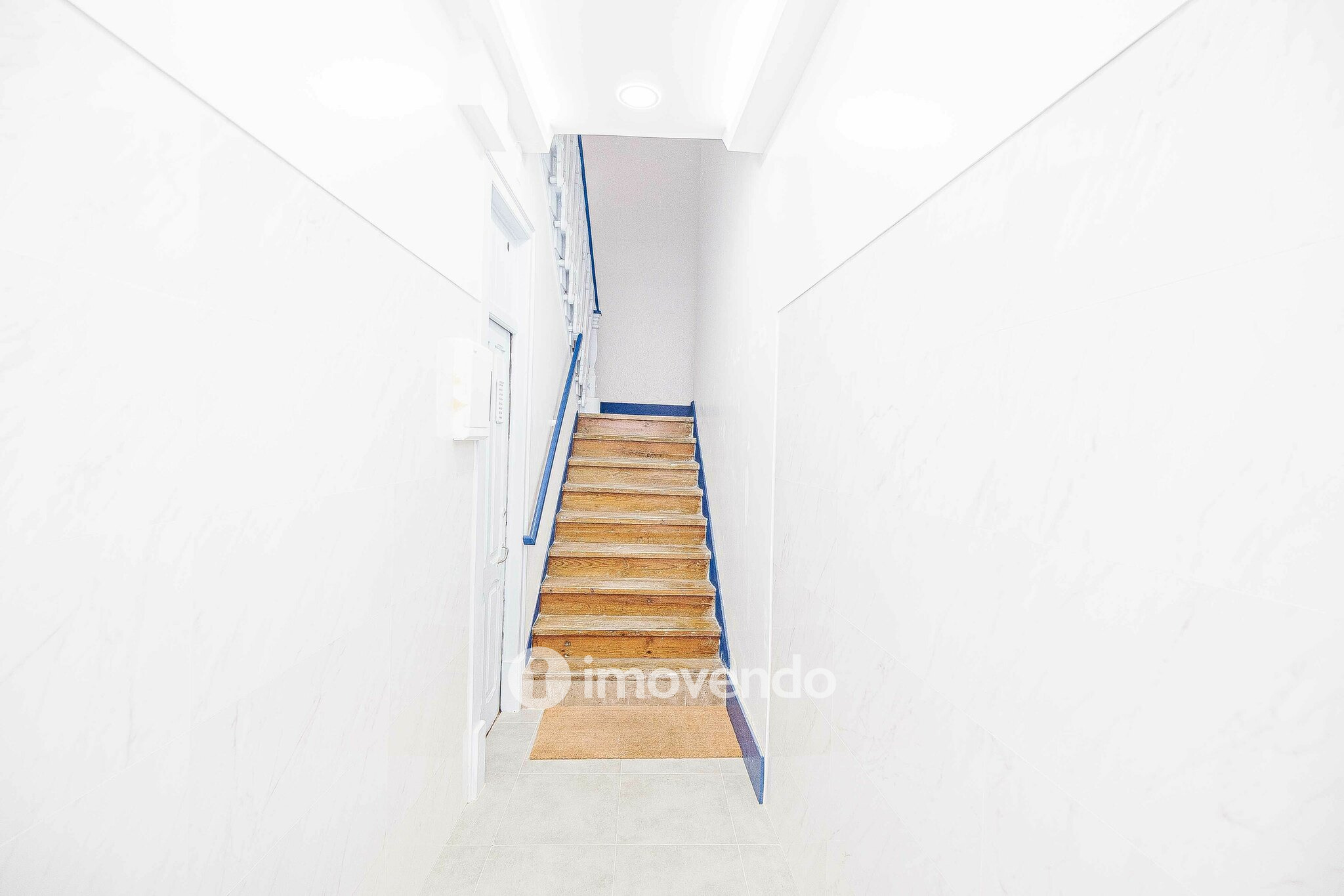 Apartamento T3+1 remodelado, com cozinha equipada, em Arroios