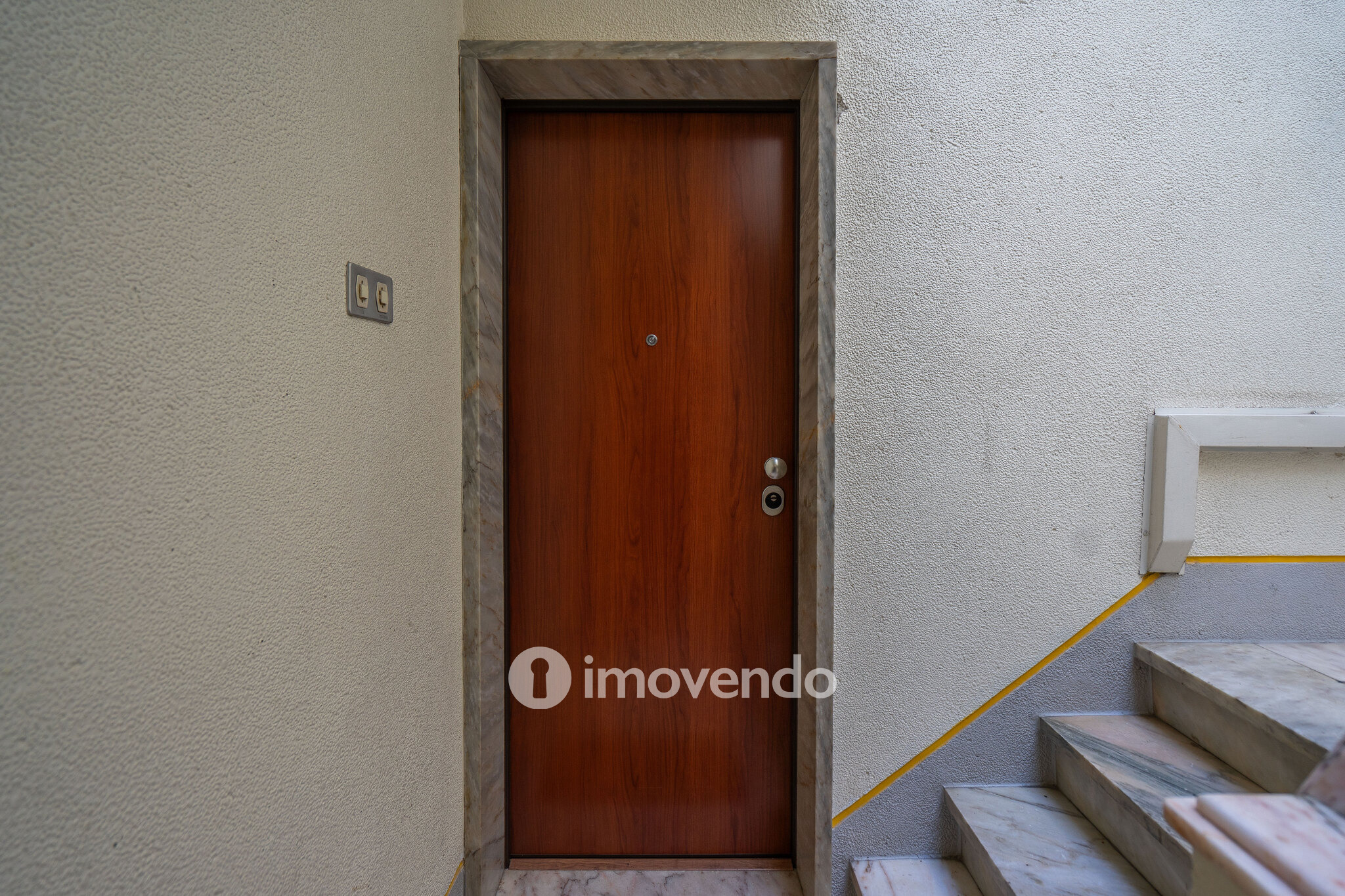 Apartamento T3+1 com áreas amplas e cozinha equipada, no Lumiar