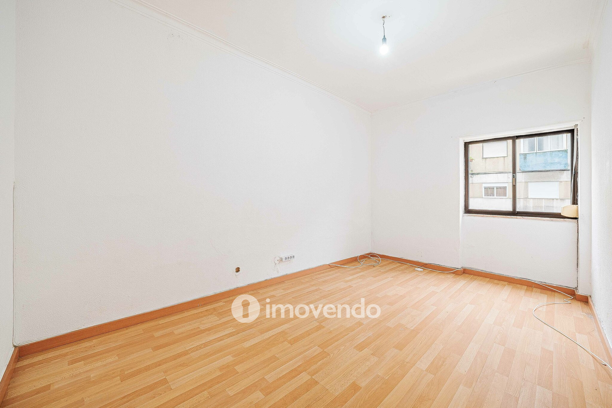 Apartamento T3 vazio, com áreas generosas, no Barreiro