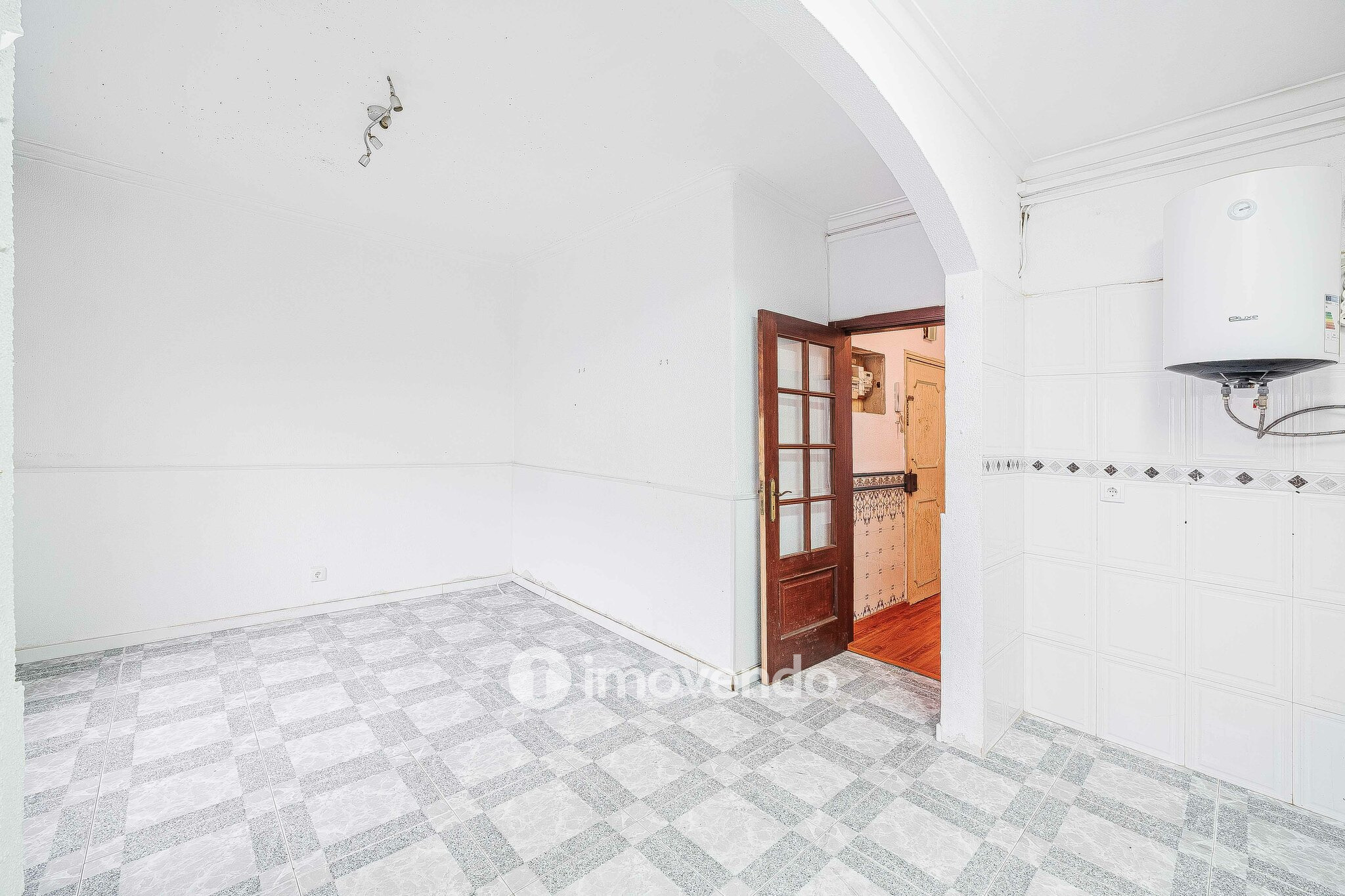 Apartamento T3 vazio, com áreas generosas, no Barreiro