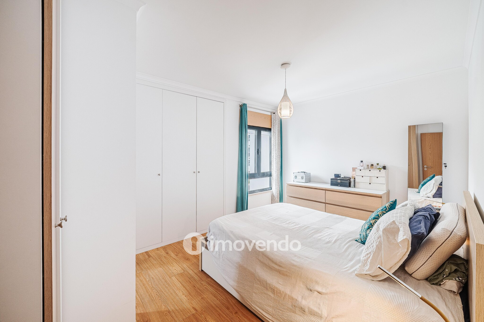 Apartamento T3, com estacionamento e terraço, em Loures