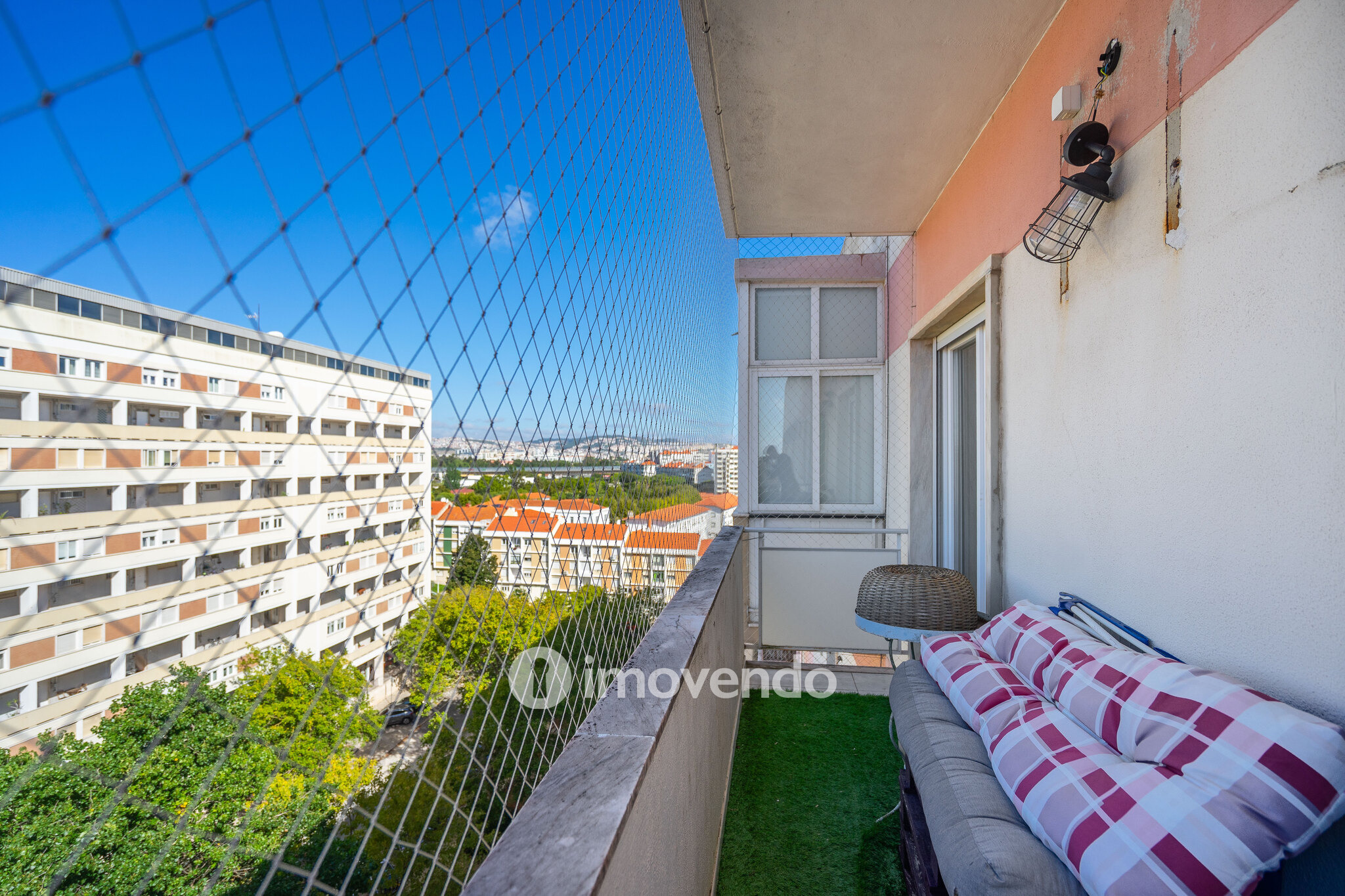 Apartamento T3+1 com áreas amplas e cozinha equipada, no Lumiar
