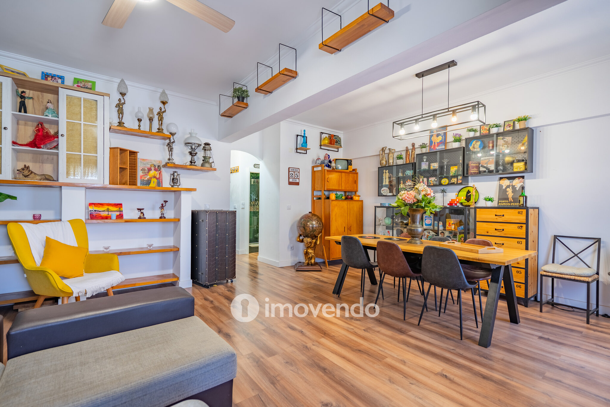 Apartamento T3+1 com áreas amplas e cozinha equipada, no Lumiar