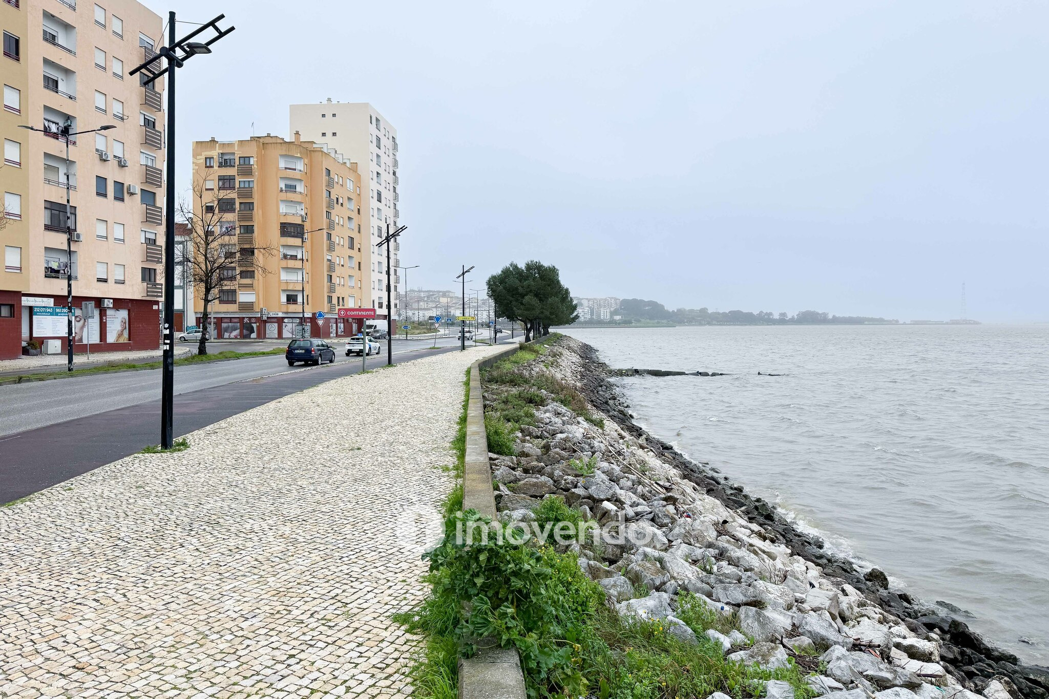 Apartamento T3 vazio, com áreas generosas, no Barreiro