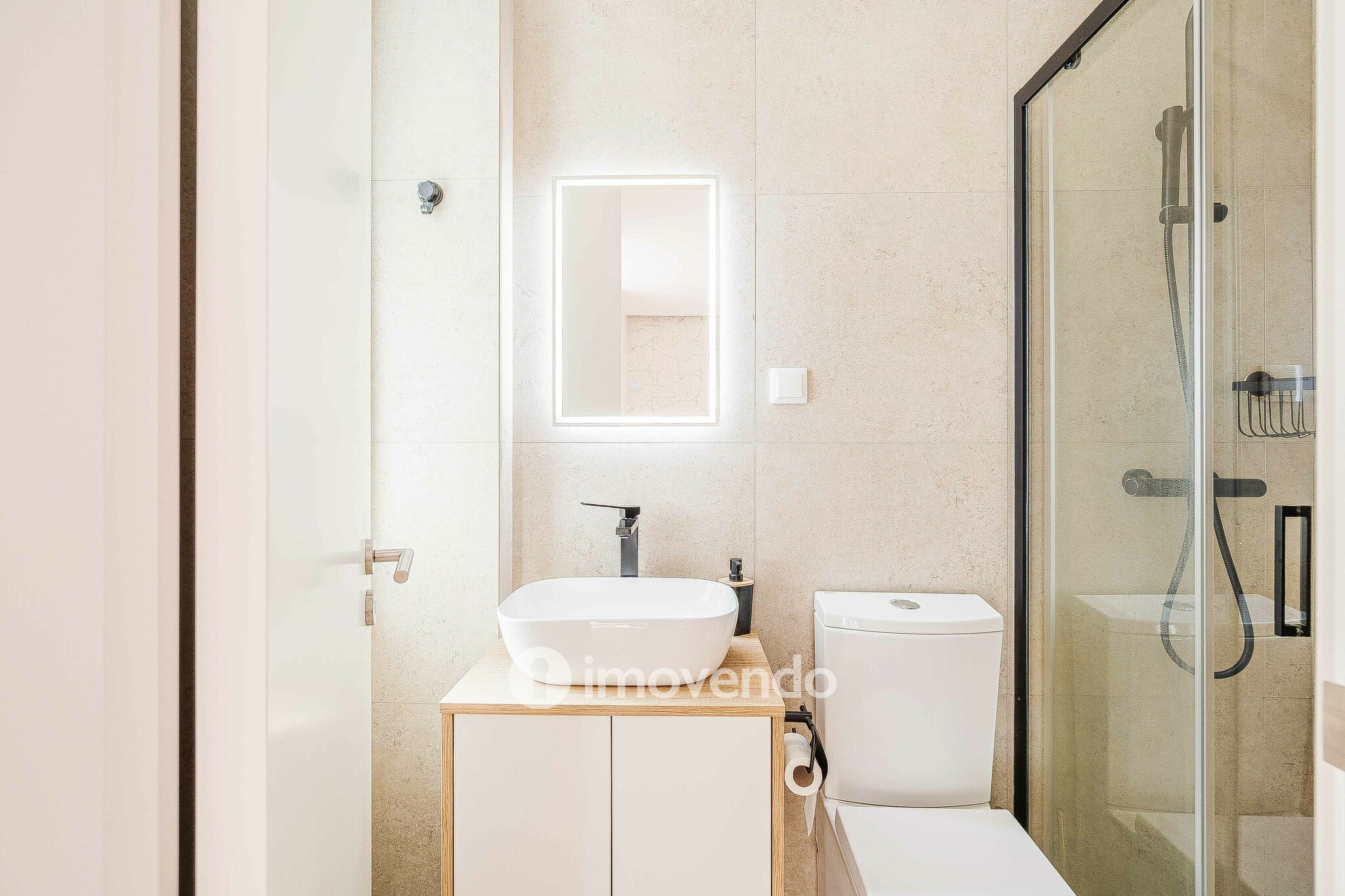 Apartamento T3+1 remodelado, com cozinha equipada, em Arroios