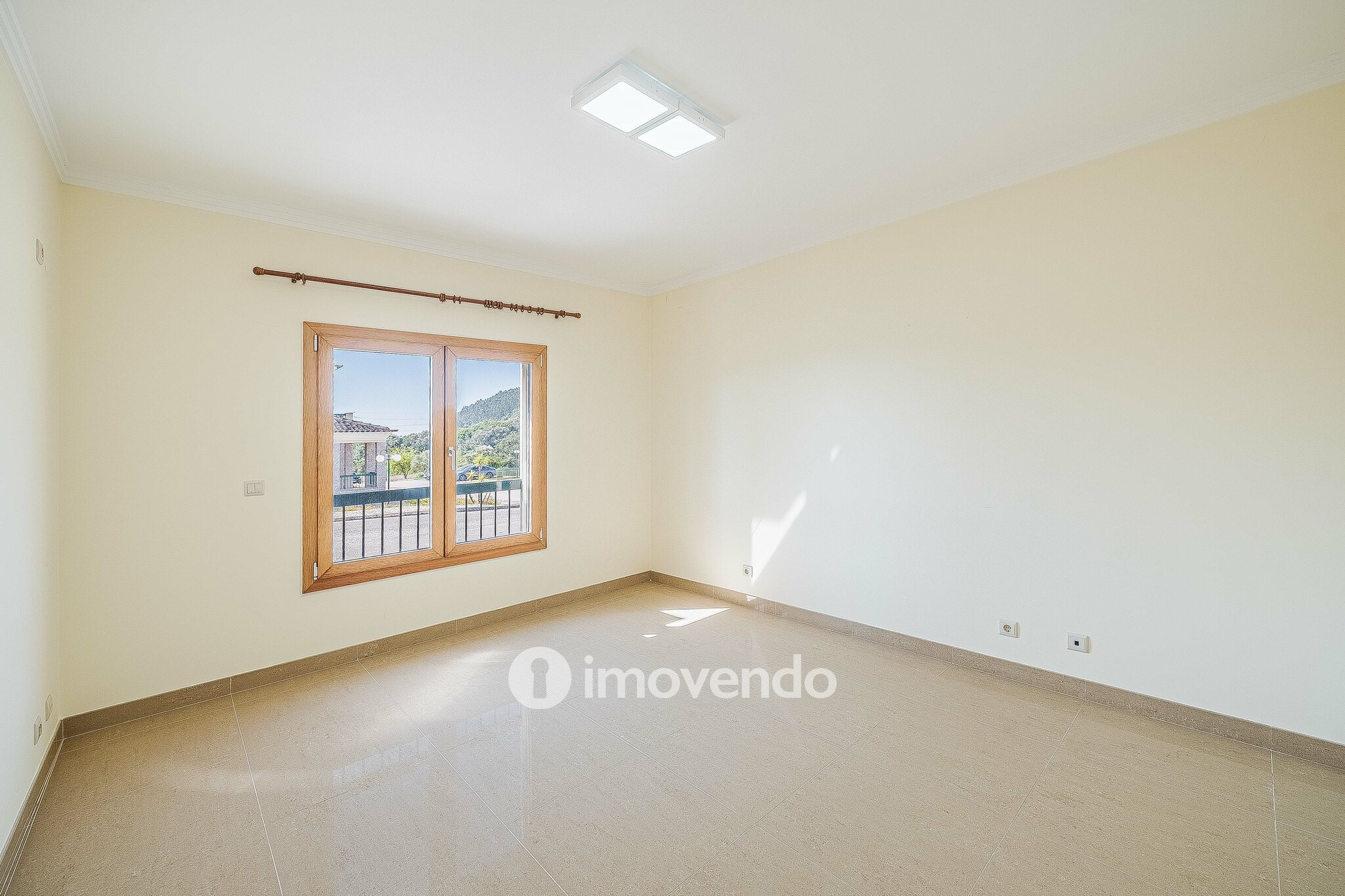 Moradia T4, com condomínio com piscina, em Almargem do Bispo