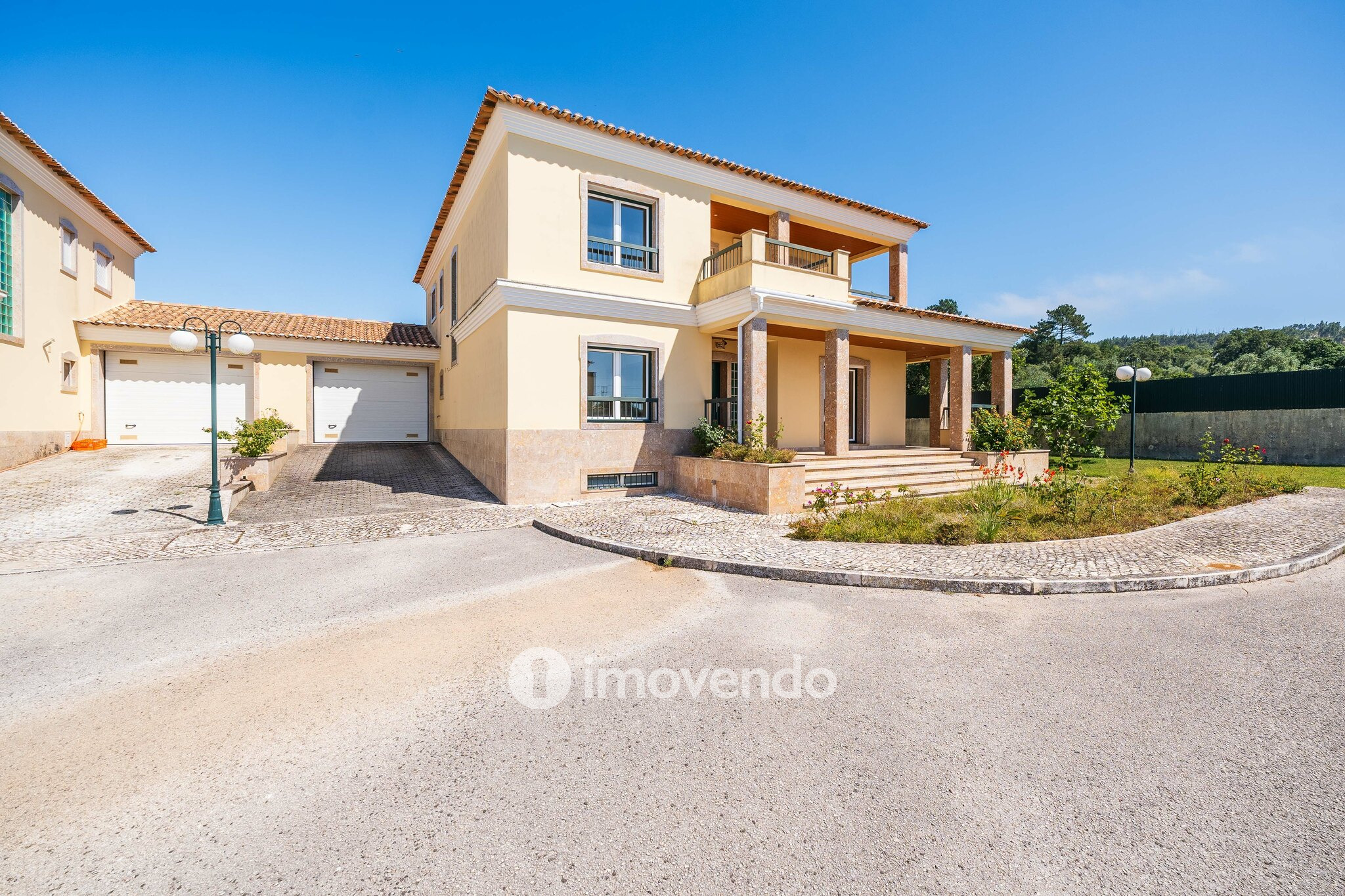 Fachada da moradia T4 em condominio fechado, com jardim, em Almargem do Bispo.