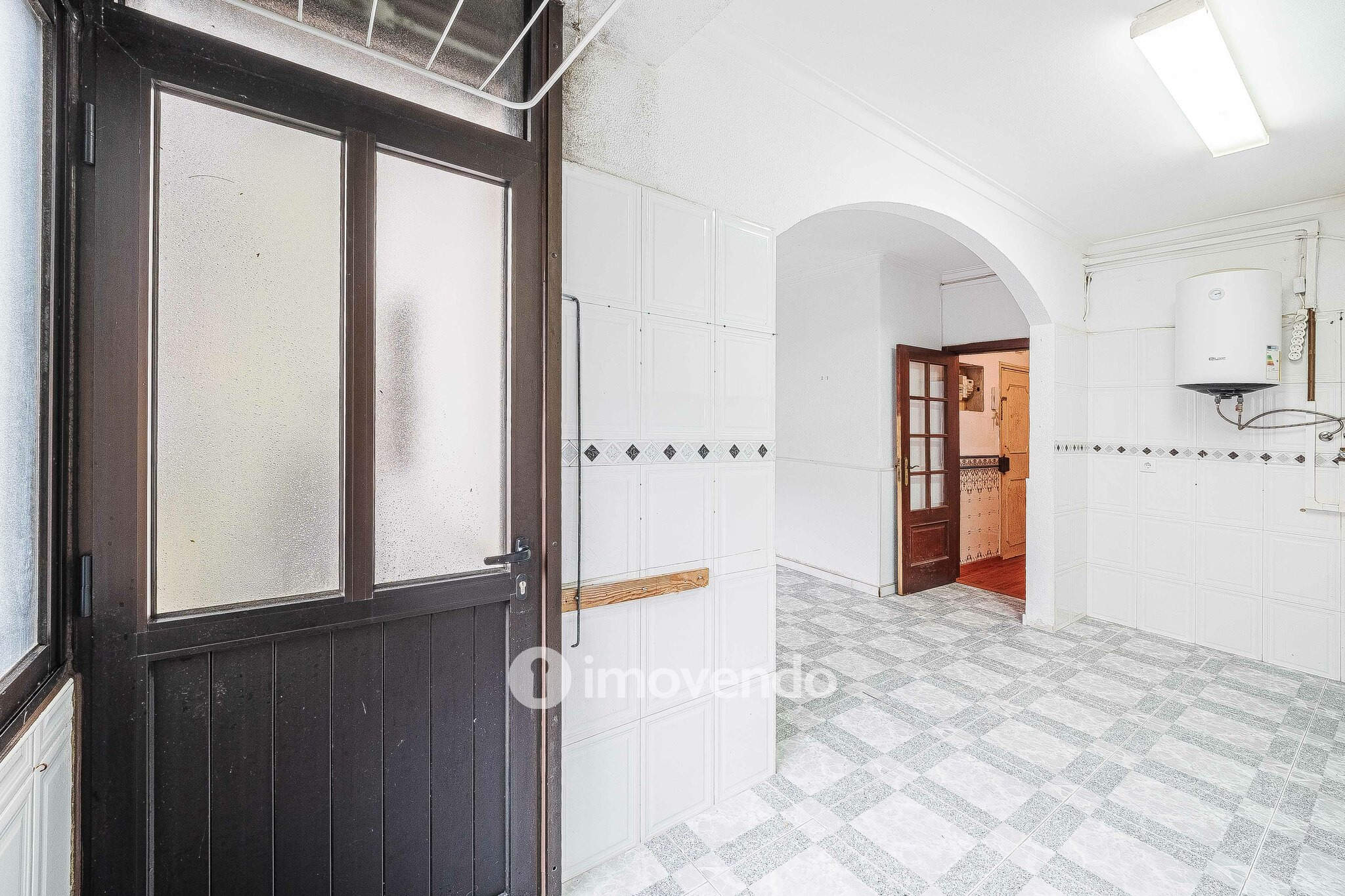 Apartamento T3 vazio, com áreas generosas, no Barreiro