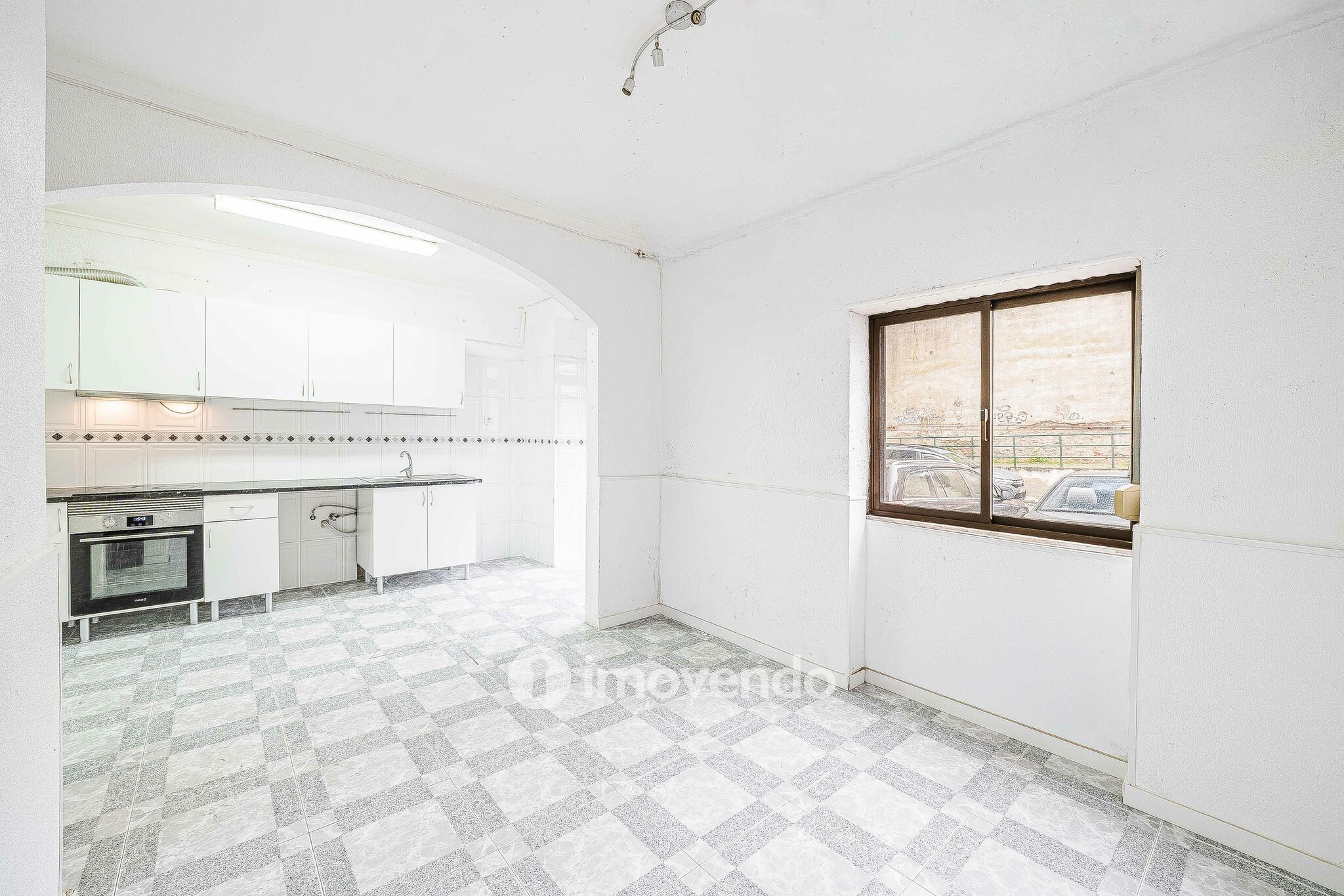 Apartamento T3 vazio, com áreas generosas, no Barreiro