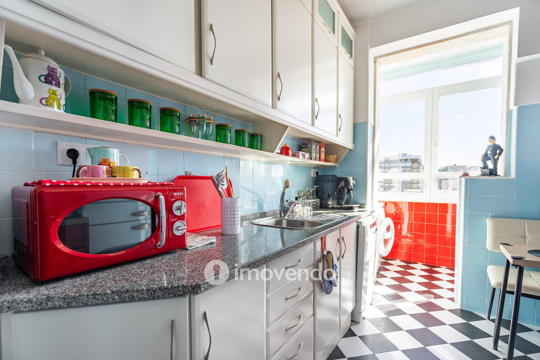Apartamento T3+1 com áreas amplas e cozinha equipada, no Lumiar