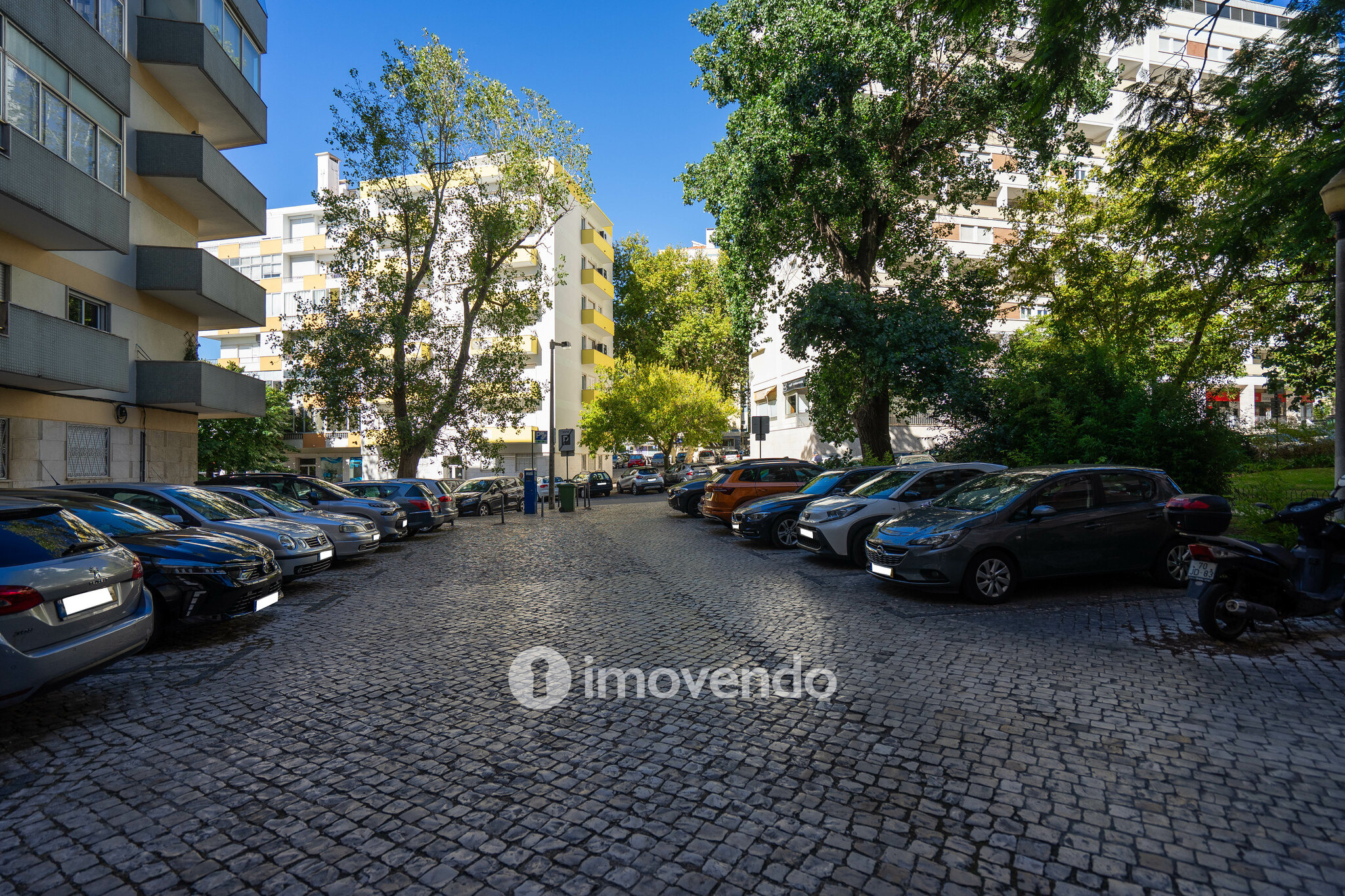 Apartamento T3+1 com áreas amplas e cozinha equipada, no Lumiar