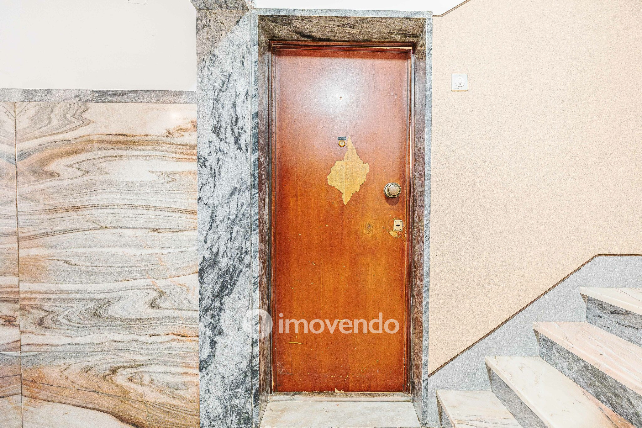 Apartamento T3 vazio, com áreas generosas, no Barreiro